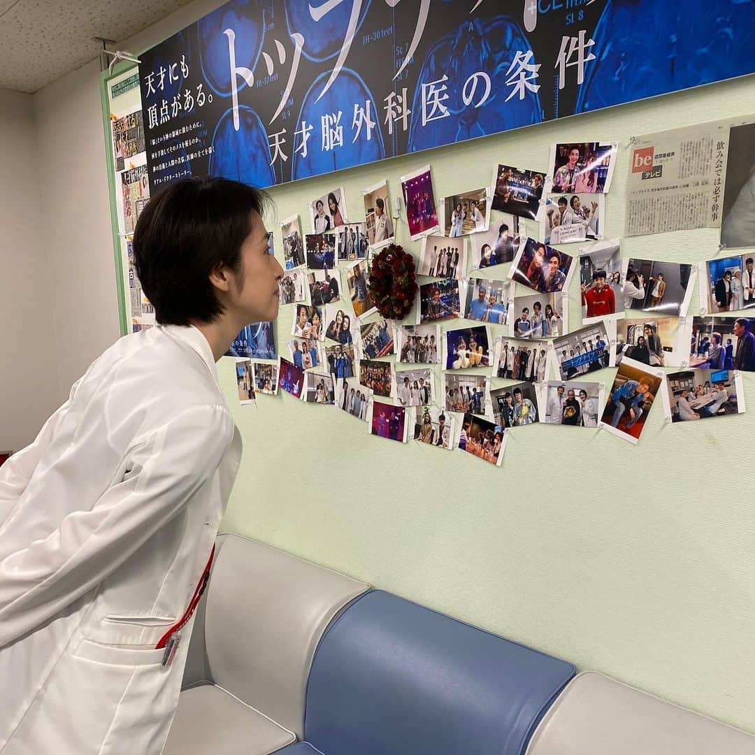 のインスタグラム：「. 【天海祐希さんから素敵なメッセージ🥼】 .  皆様ー！ 朝からはしゃぎ過ぎました(笑)  いよいよ今夜 トップナイフ最終回です。 今出川部長の奥様の、極めて難しい手術に 皆で一丸となって立ち向かいます。 今出川部長と奥様は、どうなる？ 頭に鉄筋が刺さってしまった徹くん せん妄による妄想が出てきました。 徹くんとお母さんは、どうなる？ 深山と娘の真実ちゃんは、どうなる？ さらに深山は、部長職を受けるのか？  やだやだ。 他にも気になるところが山盛り。  せっかくの土曜日なのに生憎の雨ね。 こんな時は外出せずに トップナイフだわね(笑)  トップナイフを応援してくださった皆様 今夜の最終回 どうぞお楽しみに！ 今回もハラハラしつつ、 心を揺さぶってくれます。 の、筈！  今夜はお家で観ます！ 正座にしようかソファーに座るか、 考え中(笑) 皆様、一緒に最終回を 見届けてくださいね！  それでは今夜 22時にトップナイフで会いましょう！  天海祐希  #トップナイフ」