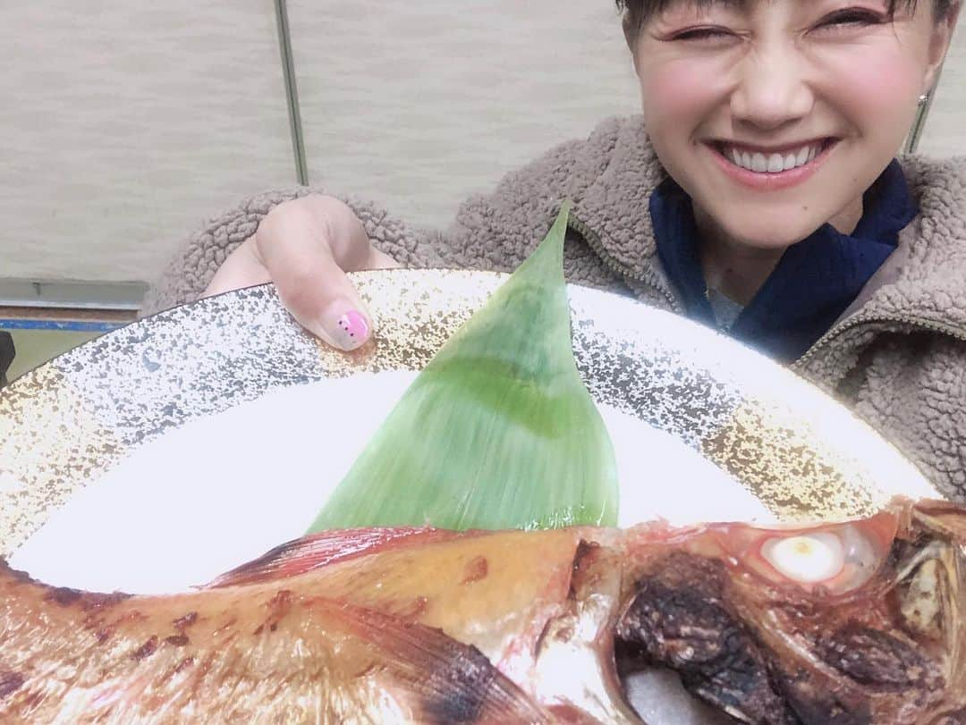 福島和可菜さんのインスタグラム写真 - (福島和可菜Instagram)「雨じゃ☔️風じゃ🌪時化じゃー🌊（笑）  昨日は雨は降ってなかったけど、今日は風プラス雨と言う最強のコンビネーション😈（笑）  さらには、寒い…と言うね❄️ひゃー😲  色々、仕方ない事いっぱいありますね✋ スケジュールの変動だらけではありますが、 常に明るく元気にポジティブに、過ごしていきたいと思います😊  今日も夕方から生放送行きます🎙 よろしくお願い致します😆  昨日は豚丼ちゃんの写真を載せましたが、今日は金目鯛❤️🐟❤️ #とろける #美味し過ぎる #マジ #神 #食いしん坊 #バンザイ #肉 #魚 #タンパク質 #グルメ #美食 #元気の源 #人生 #enjoy #金目鯛 #キンメダイ #久々 #釣りたい #食べたい #笑 #大野荘 #宿 #🐟 #🤤 #😋 #❤️ #☀️」3月14日 12時20分 - fukushimawakana