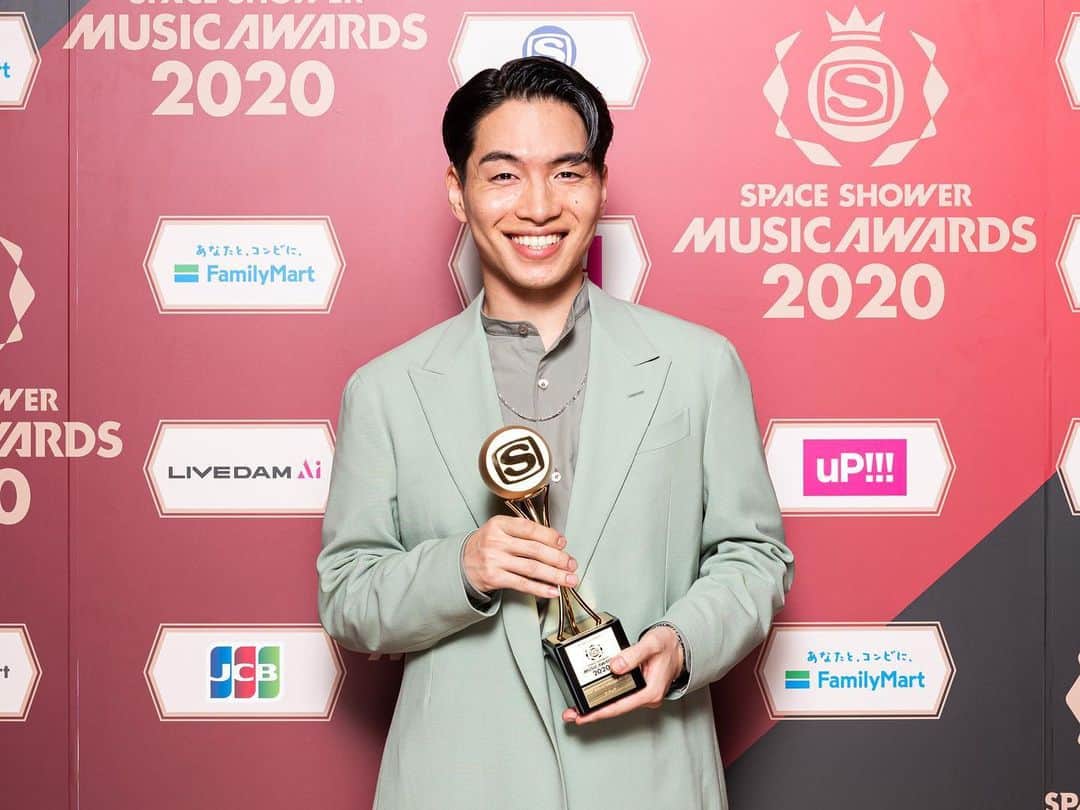 SIRUPのインスタグラム：「SPACE SHOWER MUSIC AWARDS 2020にてBEST BREAKTHROUGH ARTISTをいただきました。SIRUPとしてチームとして一つのフェーズにこれたことを感謝です。 そして応援してくれているみんなにBIG LOVEだわ❤️ はじまった感じだわ  Stylist (SIRUP) : TEPPEI @stylist_teppei Stylist (Band) : Yuki Nagase @yrtto Hair : TAKAI @rr_takai_  #SIRUP #スペシャアワード」