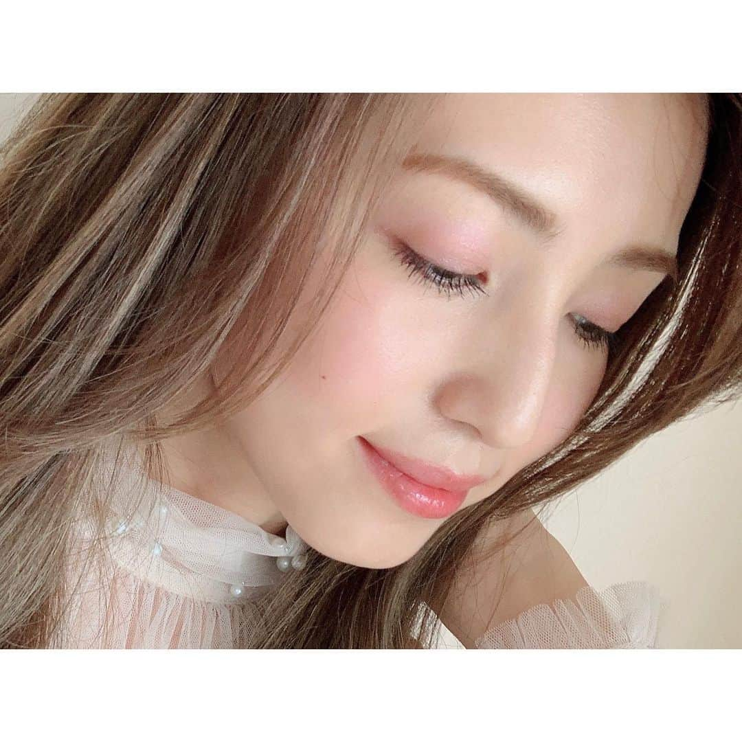 有村実樹さんのインスタグラム写真 - (有村実樹Instagram)「💄﻿ 今日はエクセルの春コスメでメイクしました🌸﻿ ﻿ 下地は﻿ ⭐️ラスティングタッチベース﻿ 肌タイプで選べるテカリ防止(SS)と乾燥崩れ防止(EM)の2種類が発売されたので、ブランドからもオススメされている二つ使いで立体的な肌を演出✌️﻿ ﻿ ◉ツヤを出したい顔の中心には保湿力が高く乾燥を防いでくれるEM﻿ ◉サラッと仕上げたいフェイスラインにはSS﻿ を塗りました♪﻿ ﻿ もちろんどちらか好きな方でも🆗ですが、二つ使うと簡単にツヤのある立体感が出せますよ😊﻿ ﻿ ﻿ アイシャドウは、﻿ ⭐️スキニーリッチシャドウSR10 ピオニーブラウン﻿ 落ち着いたカラーに見えますが塗ってみる意外とピンクに発色。﻿ 重ねればどんどん色が出るけど、パープル系のピンクなので、まぶたの肌色が透ける抜け感はキープ！重たい目元になりません。﻿ ﻿ ﻿ 3／17発売のチークもとても可愛い💕﻿ ⭐️オーラティック ブラッシュ AB04 シャイガール﻿ 馴染みのいいピンクが大人の肌も可愛くピュアに見せてくれます。﻿ 付属のブラシが大きく、ムラ付きも防げるからチークが苦手な人にもオススメですよ😉﻿ ﻿ ﻿ 仕上げは、同じく3／17発売の﻿ ⭐️ニュアンスグロスオイル GO02 チェリーグラス🍒﻿ 偏光ラメがさりげない遊び心を感じさせるグロスです✨﻿ 唇にするする伸びて密着してくれて、グロスなのに色艶が長持ち。﻿ 植物オイル配合で唇の柔らかさも保ってくれます。﻿ ﻿ 大人のグロスのベタ塗りは唇だけ浮いて見えてしまうことがあるので、可愛い系メイクのときはたっぷり塗った後に軽くティッシュオフをすることで、唇に均一に馴染んで品の良い唇になりますよ。﻿ ツヤでポテっとした唇は優しげで可愛い印象になれます😍﻿ ﻿ ﻿ ﻿ ﻿ プチプラ春コスメも可愛いものばかり！﻿ 楽しい春になりそうです🌸﻿ ﻿ ﻿ ﻿ ﻿ #春メイク #春コスメ #新作コスメ #セルフメイク #大人可愛い #エクセル #ラスティングタッチベース #オーラティックブラッシュ #ニュアンスグロスオイル #スキニーリッチシャドウ #リアルクローズシャドウ #美容 #美容研究家 #有村実樹 #アイメイク #下地 #ツヤ肌 #テカリ防止 #乾燥肌 #メイク崩れ防止 #美肌 #メイク #美容好きな人と繋がりたい #beauty #makeup #excelmake #pr @excelmake」3月14日 12時23分 - arimura_miki