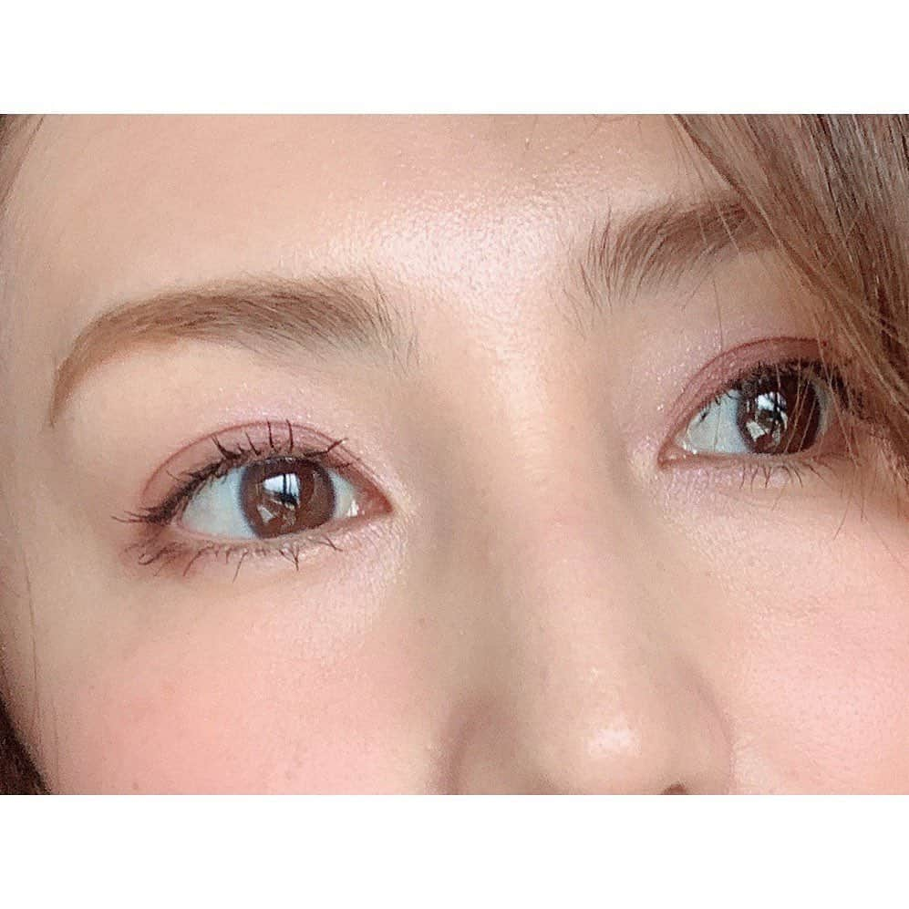 有村実樹さんのインスタグラム写真 - (有村実樹Instagram)「💄﻿ 今日はエクセルの春コスメでメイクしました🌸﻿ ﻿ 下地は﻿ ⭐️ラスティングタッチベース﻿ 肌タイプで選べるテカリ防止(SS)と乾燥崩れ防止(EM)の2種類が発売されたので、ブランドからもオススメされている二つ使いで立体的な肌を演出✌️﻿ ﻿ ◉ツヤを出したい顔の中心には保湿力が高く乾燥を防いでくれるEM﻿ ◉サラッと仕上げたいフェイスラインにはSS﻿ を塗りました♪﻿ ﻿ もちろんどちらか好きな方でも🆗ですが、二つ使うと簡単にツヤのある立体感が出せますよ😊﻿ ﻿ ﻿ アイシャドウは、﻿ ⭐️スキニーリッチシャドウSR10 ピオニーブラウン﻿ 落ち着いたカラーに見えますが塗ってみる意外とピンクに発色。﻿ 重ねればどんどん色が出るけど、パープル系のピンクなので、まぶたの肌色が透ける抜け感はキープ！重たい目元になりません。﻿ ﻿ ﻿ 3／17発売のチークもとても可愛い💕﻿ ⭐️オーラティック ブラッシュ AB04 シャイガール﻿ 馴染みのいいピンクが大人の肌も可愛くピュアに見せてくれます。﻿ 付属のブラシが大きく、ムラ付きも防げるからチークが苦手な人にもオススメですよ😉﻿ ﻿ ﻿ 仕上げは、同じく3／17発売の﻿ ⭐️ニュアンスグロスオイル GO02 チェリーグラス🍒﻿ 偏光ラメがさりげない遊び心を感じさせるグロスです✨﻿ 唇にするする伸びて密着してくれて、グロスなのに色艶が長持ち。﻿ 植物オイル配合で唇の柔らかさも保ってくれます。﻿ ﻿ 大人のグロスのベタ塗りは唇だけ浮いて見えてしまうことがあるので、可愛い系メイクのときはたっぷり塗った後に軽くティッシュオフをすることで、唇に均一に馴染んで品の良い唇になりますよ。﻿ ツヤでポテっとした唇は優しげで可愛い印象になれます😍﻿ ﻿ ﻿ ﻿ ﻿ プチプラ春コスメも可愛いものばかり！﻿ 楽しい春になりそうです🌸﻿ ﻿ ﻿ ﻿ ﻿ #春メイク #春コスメ #新作コスメ #セルフメイク #大人可愛い #エクセル #ラスティングタッチベース #オーラティックブラッシュ #ニュアンスグロスオイル #スキニーリッチシャドウ #リアルクローズシャドウ #美容 #美容研究家 #有村実樹 #アイメイク #下地 #ツヤ肌 #テカリ防止 #乾燥肌 #メイク崩れ防止 #美肌 #メイク #美容好きな人と繋がりたい #beauty #makeup #excelmake #pr @excelmake」3月14日 12時23分 - arimura_miki