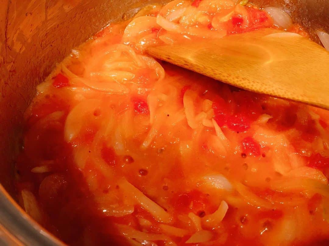 英玲奈さんのインスタグラム写真 - (英玲奈Instagram)「#今日の朝ご飯 今朝は寒いから夫が起きるまでずっとコトコト煮込んだスープを。 最近好きなのが、 フレッシュトマトをよーく炒めてソースにするやつ。 このスープも最初にトマトと玉ねぎをよく炒めて作りました。 早めに塩を振ると水分が出てきて、オイルと水分が混ざっていい感じ。 しっかり甘みを引き出してから余ってるお野菜と水を入れてブイヨンで煮込む。 簡単だけど時間をかけたらすっごく美味しくなります。 #ていねいな暮らし #季節を感じる暮らし#からだにいいこと #からだにやさしいごはん #おうちごはん#夫の健康守りたい#10年後の健康の為に#無添加#無化調#オーガニック#低gi #美腸活#趣味生活#erenakitchen」3月14日 12時37分 - erena_erenyan