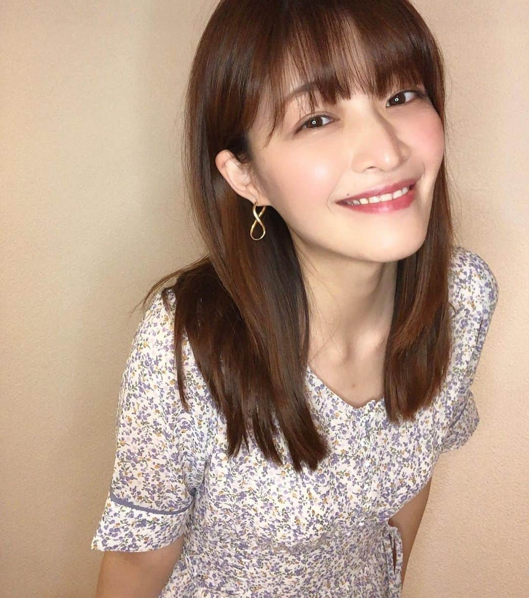 森田紗英さんのインスタグラム写真 - (森田紗英Instagram)「_ 普段はあんまり柄物の服を着なくて、 シンプルな服に大きめのピアスを ボンッ！って感じ！ でも、たまには女性らしい 花柄も着てみたく😂😂😂😂 花柄って一気に女子力あがるよなぁ... このワンピースの首元の空き具合が とても好き！ 髪下ろしてもいいし、 パパッとまとめてもいいなぁ〜。 _ 早くインフル、コロナ、花粉 全て落ち着いて可愛い春服着て お出かけしたいです🥺 _ みなさん、 手洗いうがいをしっかりとして、 気をつけてください😭😭 _ _ _ #対策しっかりと #みんな気をつけてね #花粉 #コロナ #インフル #onepiece #pr #手洗いうがい #大事 #春よ早く来い  #花柄 #ワンピース #eclin #大好き #女子」3月14日 12時35分 - moricoff