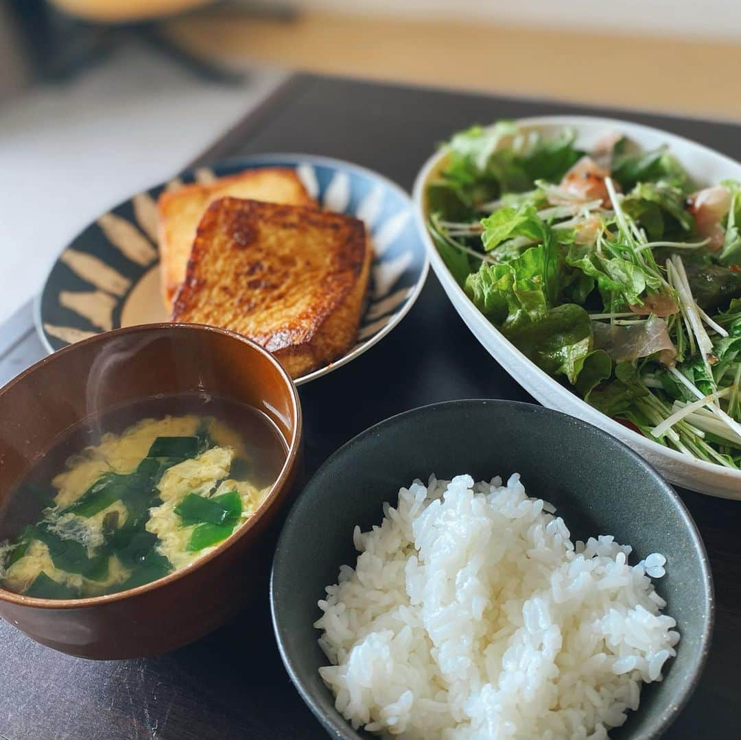 福山あさきさんのインスタグラム写真 - (福山あさきInstagram)「. . 久しぶりのあさき飯🍚 . 〇生ハムのサラダ 〇ニラと卵のスープ 〇厚揚げステーキ . . 自炊がやっぱり1番🐤 . . #あさき飯 #福山あさき #あさ姉 #お昼ご飯  #サラダ」3月14日 12時38分 - fukuyama_asaki