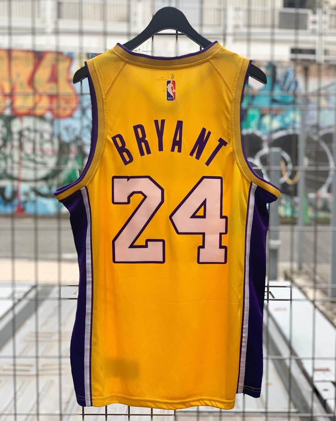 GROW AROUNDさんのインスタグラム写真 - (GROW AROUNDInstagram)「NIKE LOS ANGELES LAKERS KOBE BRYANT #24 SWINGMAN JERSEY  DEADSTOCKのNIKE SWINGMAN 入荷中です👍」3月14日 12時51分 - growaround