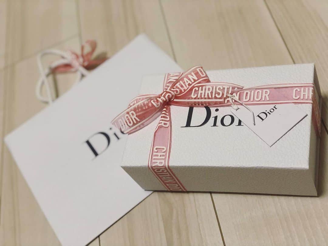川戸沙羅のインスタグラム：「気持ちがとっても嬉しい🤣💪🏽 リボンもめっちゃ可愛い🎀✨ #dior #whiteday #thankyou」
