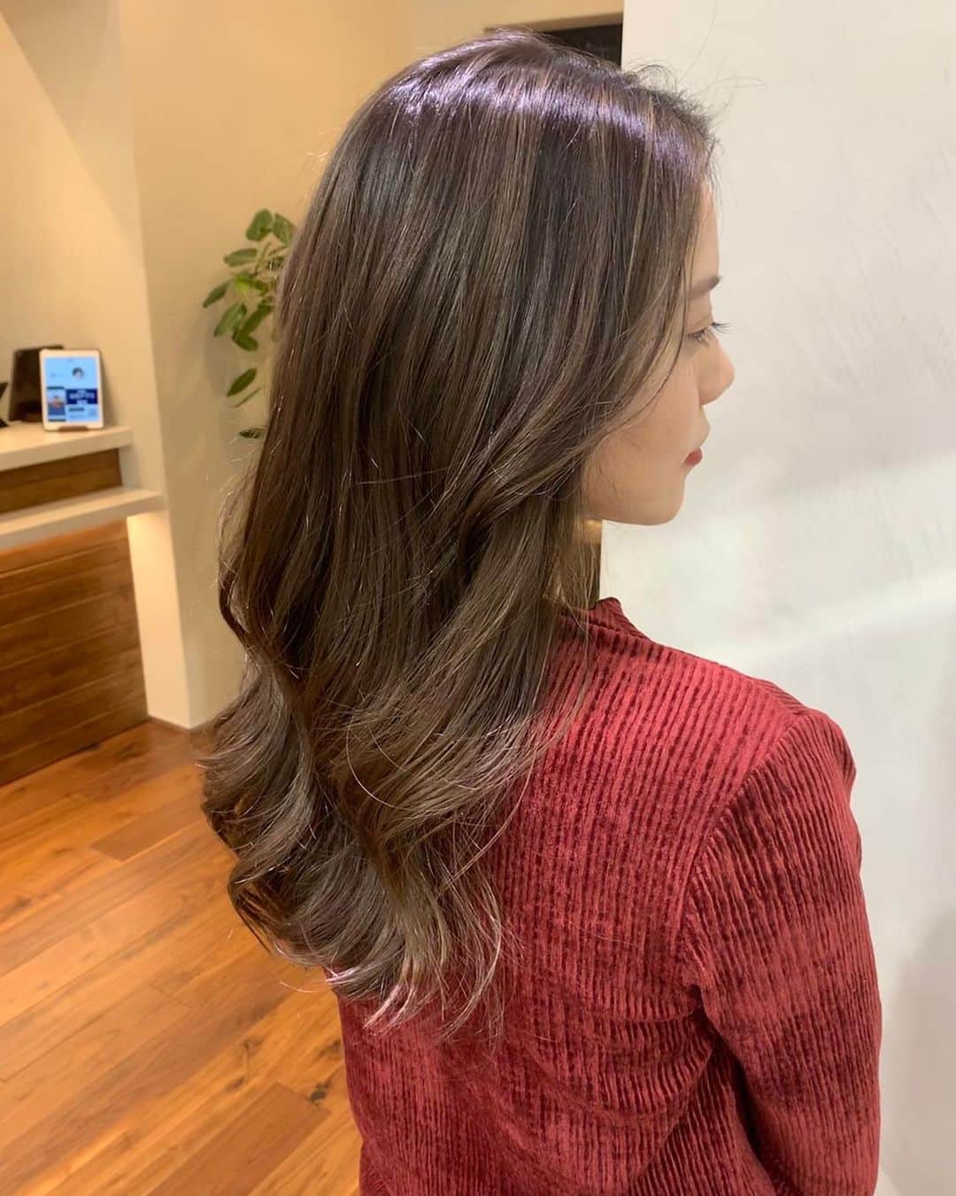 松山愛里のインスタグラム：「@nex.the_salon でカットカラー💛 赤みが出てきていたので全体のトーンは落として ハイライトを🌈 とっても素敵なカラーに仕上げていただき大満足☺️✨ 加工なしでこの色味♡ 寺田さん @terada.hair ありがとうございました🌿🧡 #haircolor#hairsalon#nex#青山」