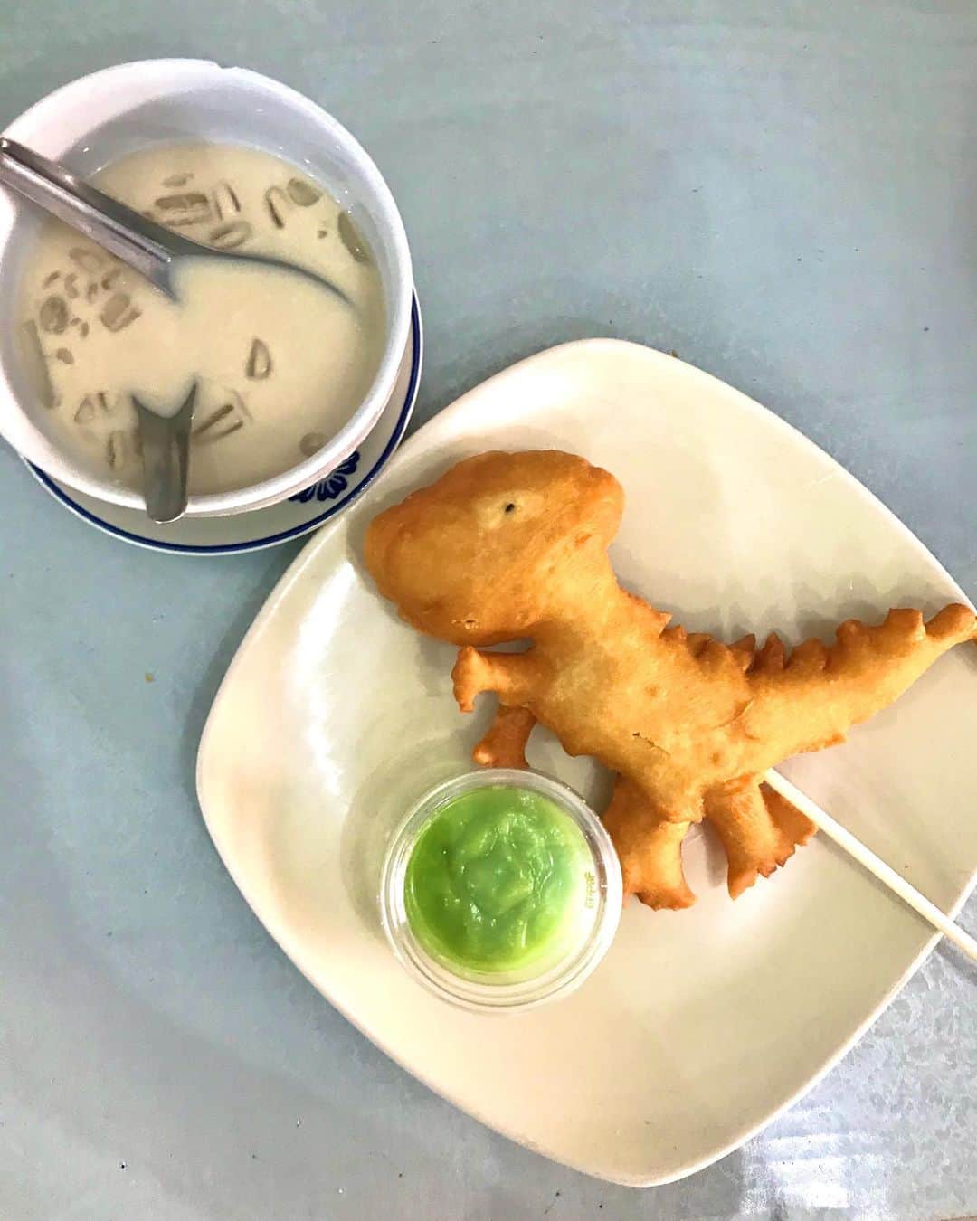 Li Tian の雑貨屋さんのインスタグラム写真 - (Li Tian の雑貨屋Instagram)「Fly Dino~~ 🦖🦕 Tasty and cute fried dough stick 油條 paired with silky smooth pandan custard and multigrain soy milk that’s full of beans • • • #dairycreameatsthai #thailand #chiangmai #travel #igersjp #chiangmaithailand #yummy #igfood  #foodporn  #instafood #vscofood #bonappetit #delicious  #sgfoodies  #delicious #cafe #sgtravel #gourmet #thai #thaifood #thailandtravel  #chiangmaicafe #brunch #breakfast #kawaii #snack」3月14日 13時09分 - dairyandcream