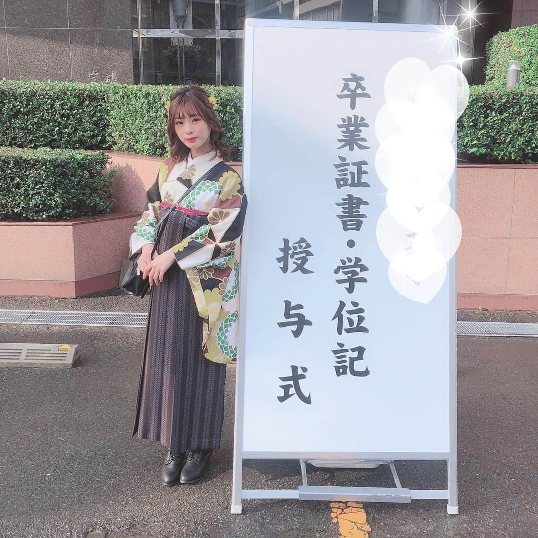 深川舞子さんのインスタグラム写真 - (深川舞子Instagram)「今日2年間通っていた 短期大学を無事に卒業しました。  大学との両立は今までの両立よりもきつくて何回も悩んだ時もありましたが、理解ある先生方や 友達、支えてくれた両親、そして温かく見守って下さった皆さんの おかげで大学生活と14年間の学生を終えることができました😊  これからは両立という形ではありませんが、皆さんの前で 管理栄養士になった報告をできるようにがんばっていきます！  袴はさっしーの卒業コンサートでは着ることが出来なかったので着ることが出来て嬉しかったです！  #袴　#卒業式」3月14日 22時35分 - f.maiko_0705