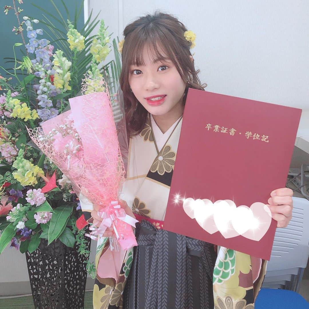 深川舞子さんのインスタグラム写真 - (深川舞子Instagram)「今日2年間通っていた 短期大学を無事に卒業しました。  大学との両立は今までの両立よりもきつくて何回も悩んだ時もありましたが、理解ある先生方や 友達、支えてくれた両親、そして温かく見守って下さった皆さんの おかげで大学生活と14年間の学生を終えることができました😊  これからは両立という形ではありませんが、皆さんの前で 管理栄養士になった報告をできるようにがんばっていきます！  袴はさっしーの卒業コンサートでは着ることが出来なかったので着ることが出来て嬉しかったです！  #袴　#卒業式」3月14日 22時35分 - f.maiko_0705