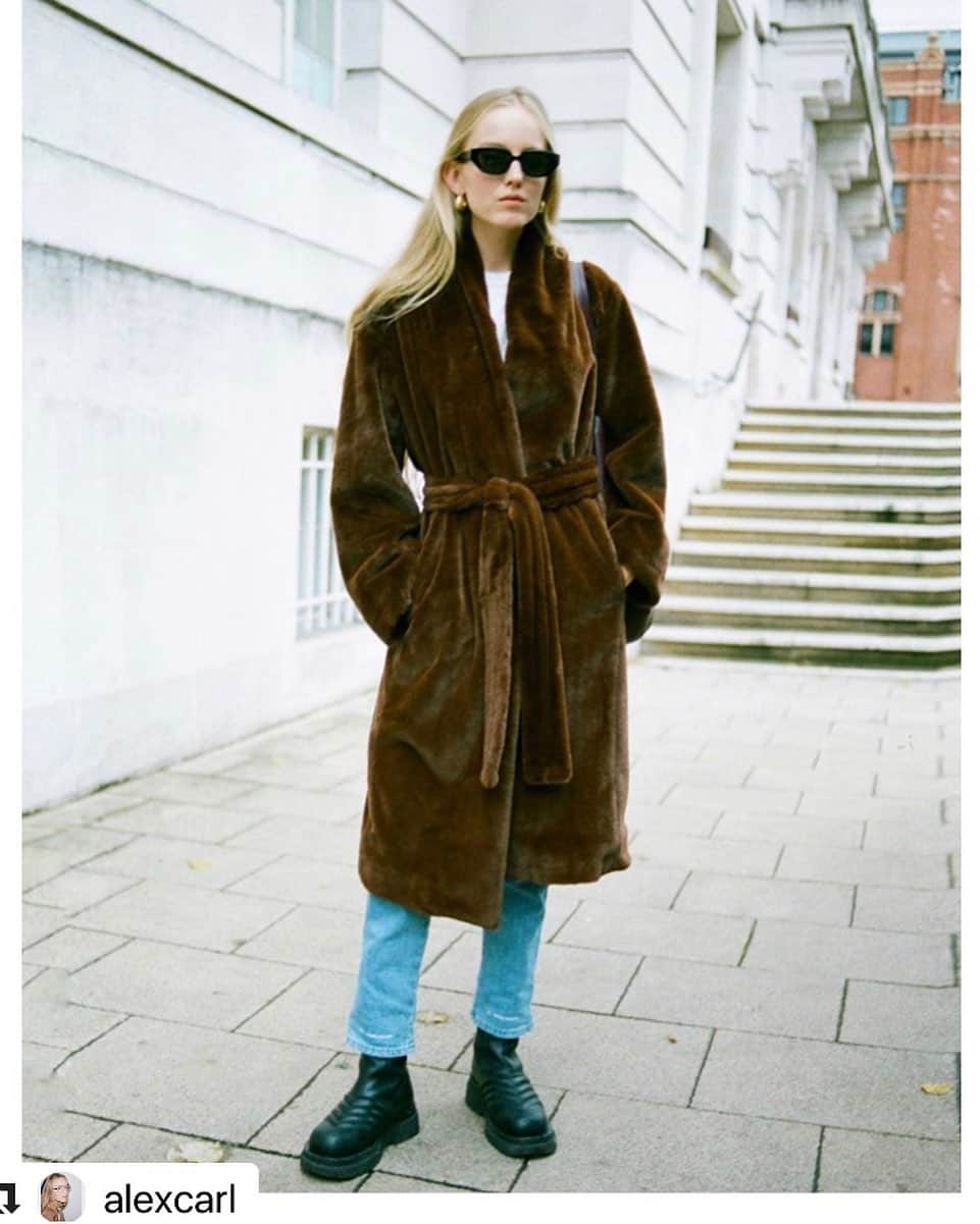 のインスタグラム：「RIKA Magazineのファッションディレクターの　@alexcarl さんがMYKITA + MAISON MARGIELAとのコラボレーションモデル、MMRAW015を掛けた写真をアップしてくださっています。 Fashion director of RIKA Magazine @alexcarl wearing MYKITA + MAISON MARGIELA “MMRAW015” Raw Black. Thank you.  #MYKITA #mykitamargiela」