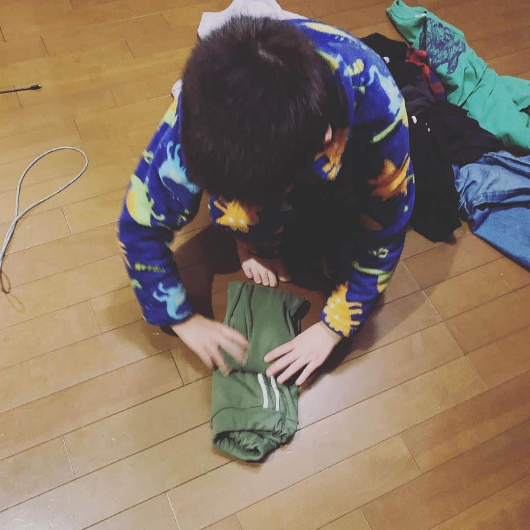 こーいちのインスタグラム：「ゲームの時間を増やして欲しい時だけ働く男。  #弱冠8歳」