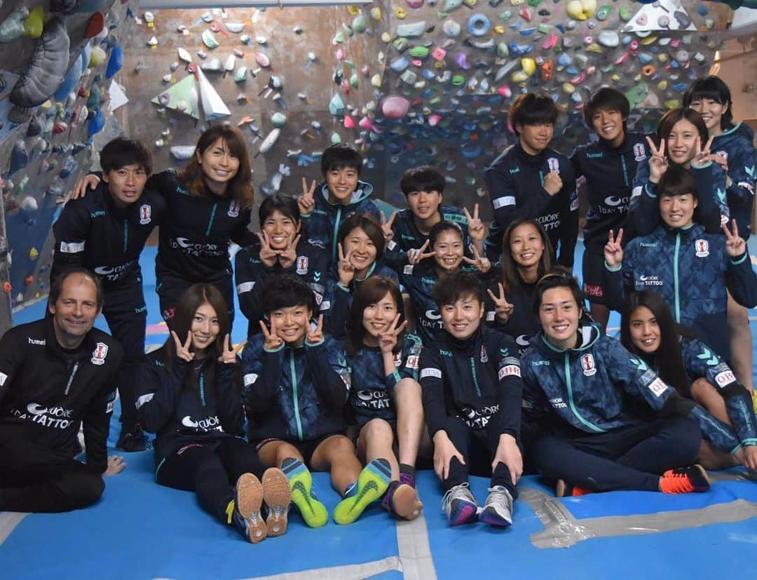 阪口萌乃のインスタグラム：「初ボルタリング🧗🏽‍♀️ やり始めたら2時間とことんやってました！ 腕がぱんぱん🏋🏽‍♀️パンプアップ💪またいつかしたい！ #ボルタリング女子たち #カラフルでばえてる」