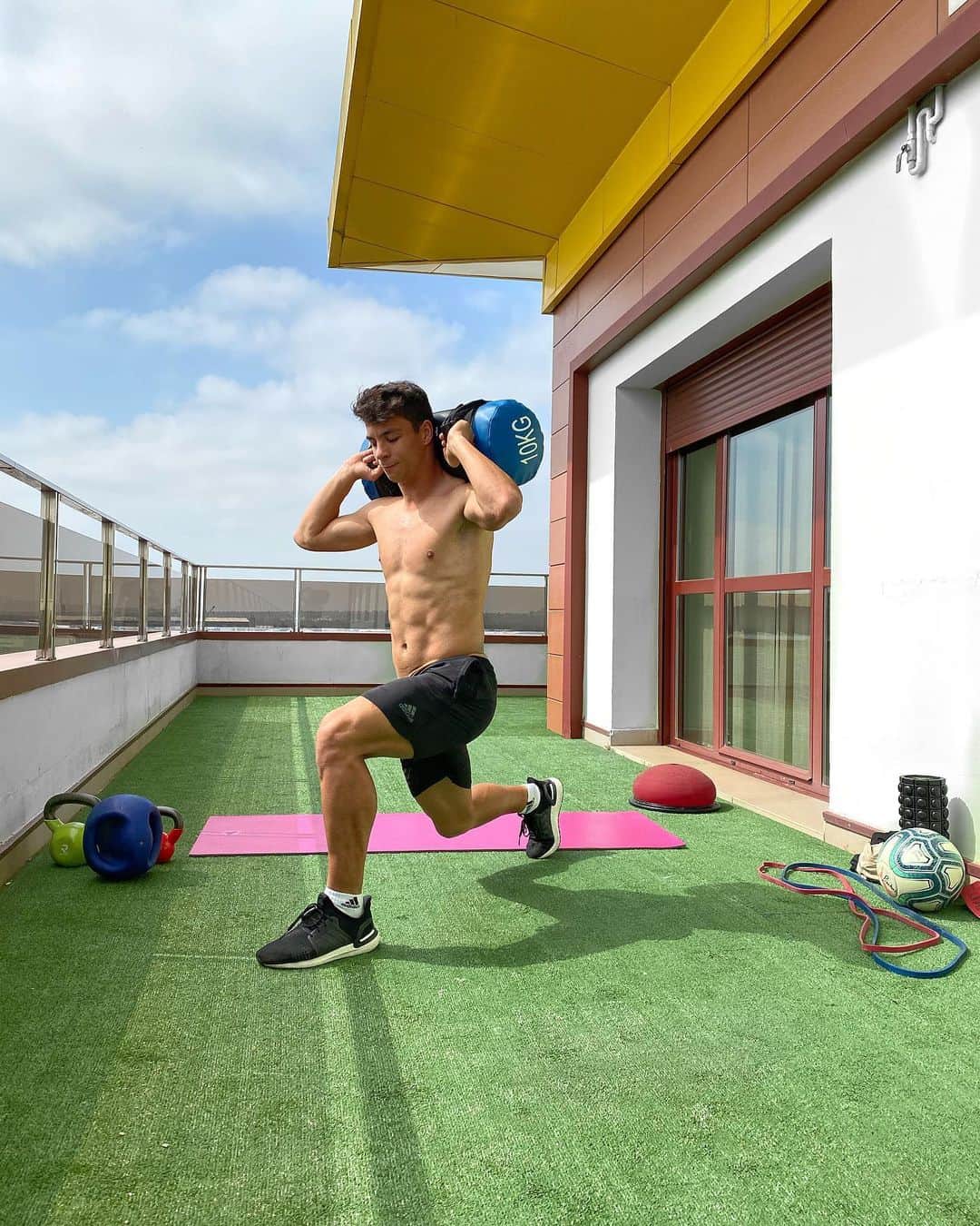 オリベル・トーレスのインスタグラム：「En casa tambien se entrena y se aprovecha el tiempo 🏡 📸 @patrigoe 😀💪🏼 #YoMeQuedoEnCasa #Quédate #yoentrenoencasaconlaroca」