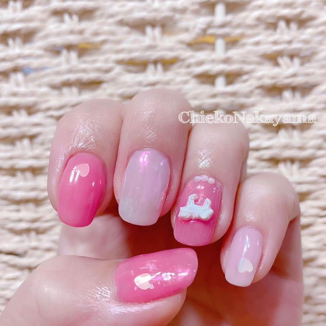 なかやまちえこさんのインスタグラム写真 - (なかやまちえこInstagram)「#mynails はめずらしく #pinknails  @pregelofficial ex841.858⠀ MagicPowder、AuroraFlake⠀ @prexyofficial パール、ハートのホログラム #nail #nails #nailart #ネイル #美甲 #ネイルアート  #japanesenailart #manucure #japanesenails #manicurist #gelnails #أظافر #네일아트 #vẽmóng #ngườiđẹp  #เพ้นท์เล็บ #искусствоногтя #artedeuñas #เพ้นท์เล็บเจล #ジェルネイルデザイン #ネイルデザイン #senikuku #nagelkunst #ピンクネイル #春ネイル #springnails #オーロラネイル #auroranails」3月14日 22時49分 - chiekonakayama