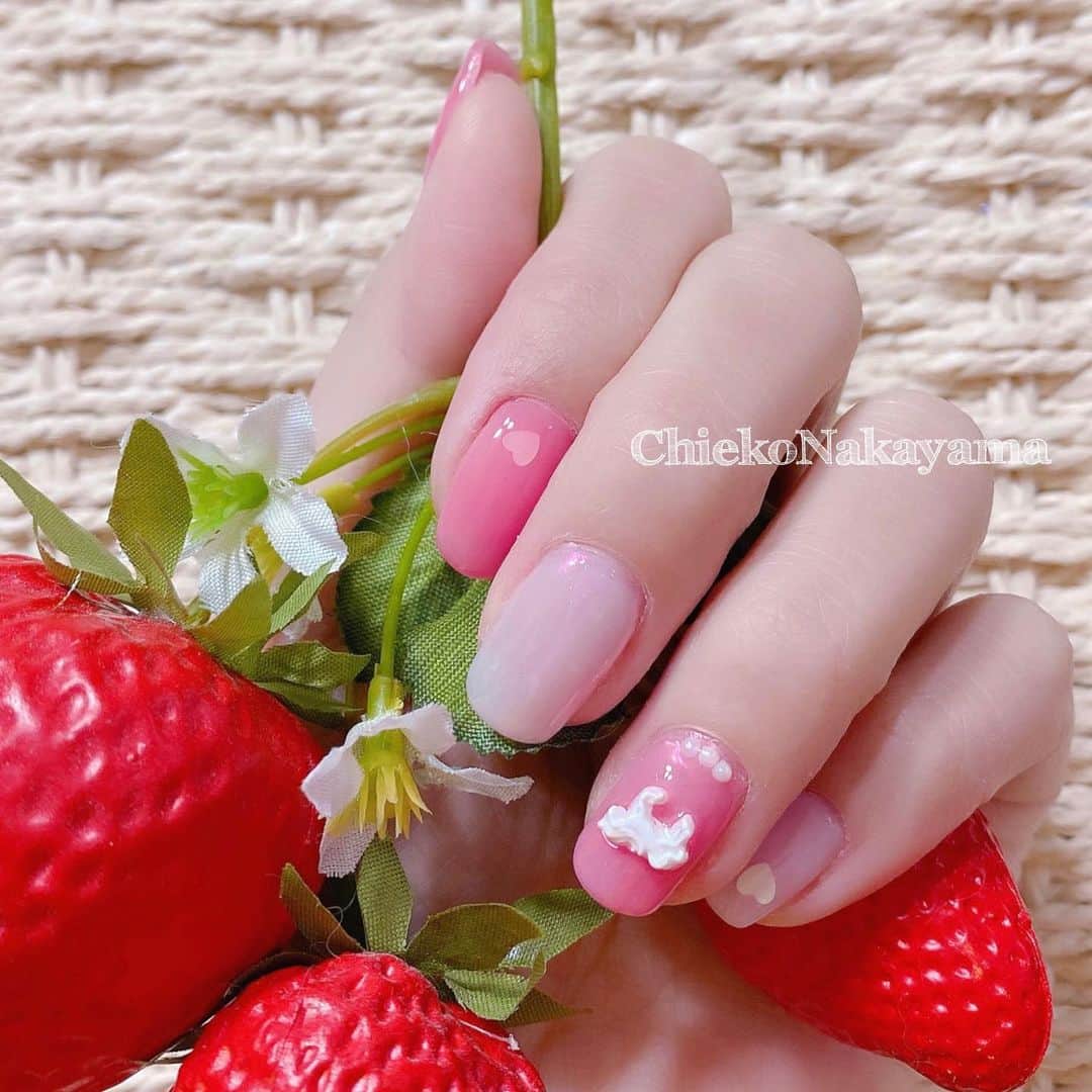 なかやまちえこのインスタグラム：「#mynails はめずらしく #pinknails  @pregelofficial ex841.858⠀ MagicPowder、AuroraFlake⠀ @prexyofficial パール、ハートのホログラム #nail #nails #nailart #ネイル #美甲 #ネイルアート  #japanesenailart #manucure #japanesenails #manicurist #gelnails #أظافر #네일아트 #vẽmóng #ngườiđẹp  #เพ้นท์เล็บ #искусствоногтя #artedeuñas #เพ้นท์เล็บเจล #ジェルネイルデザイン #ネイルデザイン #senikuku #nagelkunst #ピンクネイル #春ネイル #springnails #オーロラネイル #auroranails」