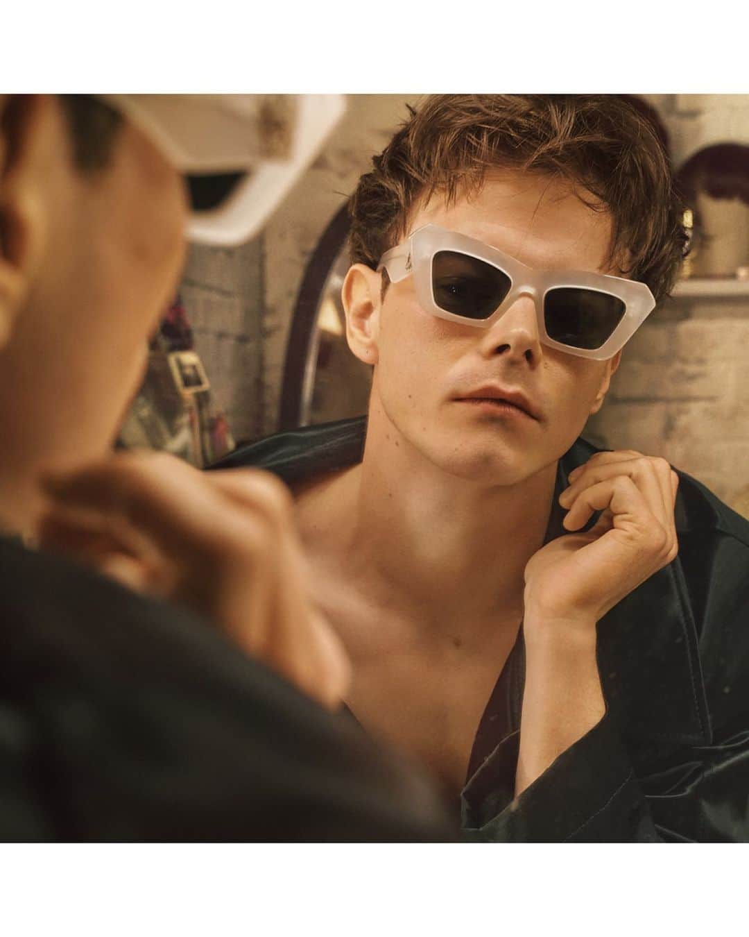 Loeweさんのインスタグラム写真 - (LoeweInstagram)「The #LOEWESS20 campaign is shot by #StevenMeisel, featuring British actor Charlie Heaton from #StrangerThings in a moment of introspection before going on stage.  Featuring @Charlie.R.Heaton Photography #StevenMeisel Creative Direction @Jonathan.Anderson and @MMparisdotcom Styling @BenjaminBruno_ Casting @AshleyBrokaw Set Design @MaryHoward_setdesign Make up @PatMcGrathReal Hair @GuidoPalau  #LOEWE #LOEWEsunglasses」3月14日 22時52分 - loewe