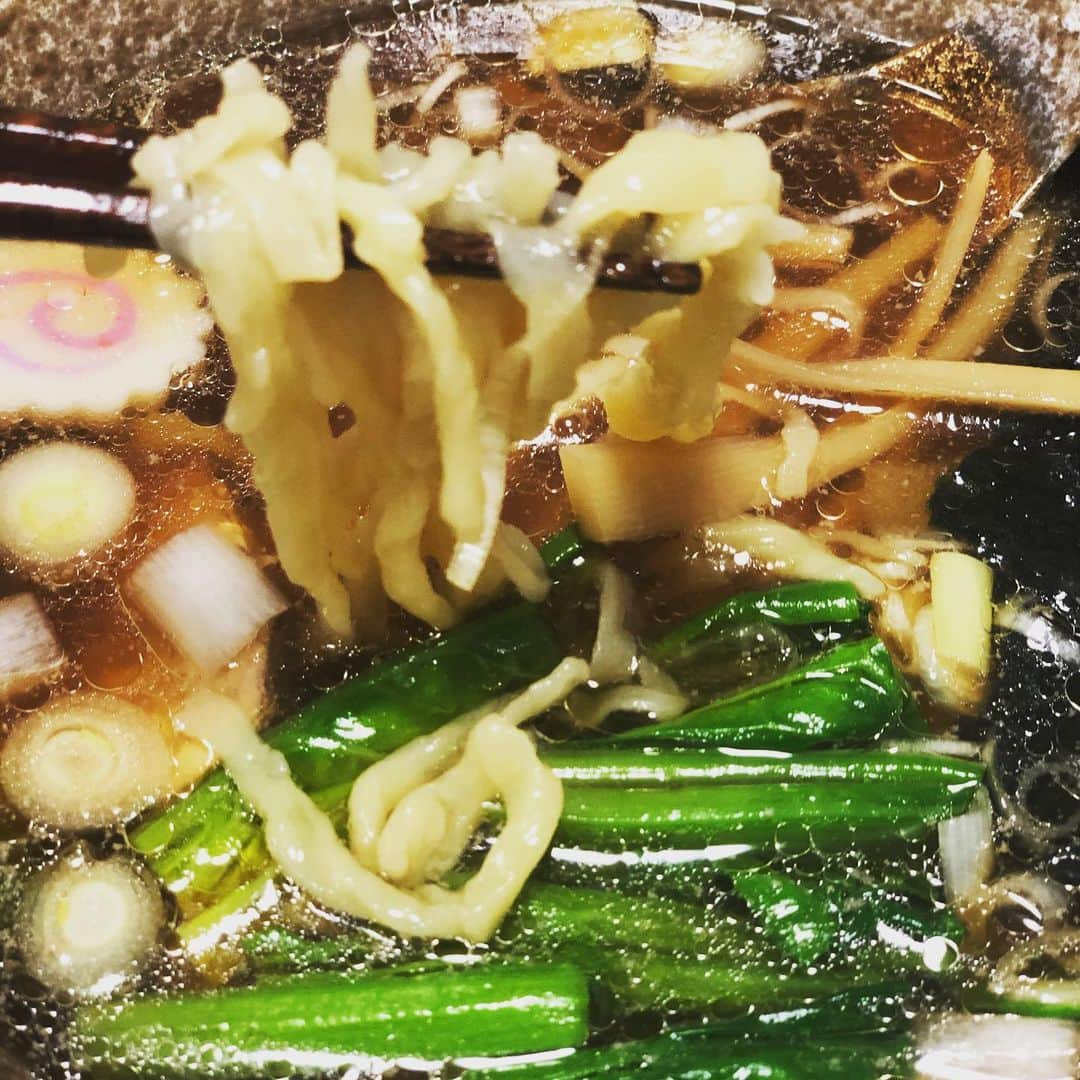 あばれる君さんのインスタグラム写真 - (あばれる君Instagram)「「まぁ別にそこまでして食いに行きたくはないけれどもふつうよりの美味しい」レベルのラーメンを作り出しました‼︎課題は麺の配合とコシです。スープは豚背ガラ、げんこつ、もみじ、鶏ガラ、しいたけ、トマトを使いました。 #白河ラーメン  #白河らーめん」3月14日 22時54分 - abarerukun