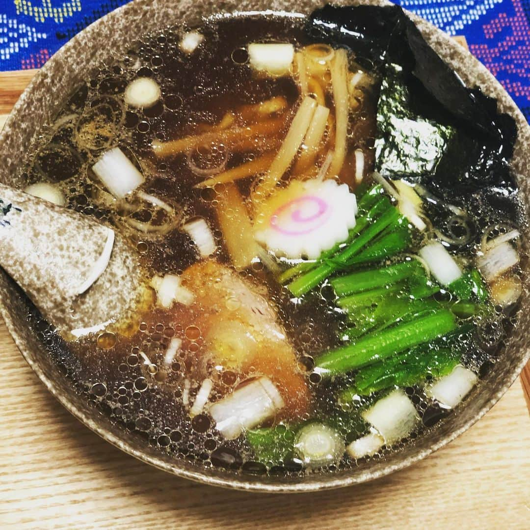 あばれる君さんのインスタグラム写真 - (あばれる君Instagram)「「まぁ別にそこまでして食いに行きたくはないけれどもふつうよりの美味しい」レベルのラーメンを作り出しました‼︎課題は麺の配合とコシです。スープは豚背ガラ、げんこつ、もみじ、鶏ガラ、しいたけ、トマトを使いました。 #白河ラーメン  #白河らーめん」3月14日 22時54分 - abarerukun