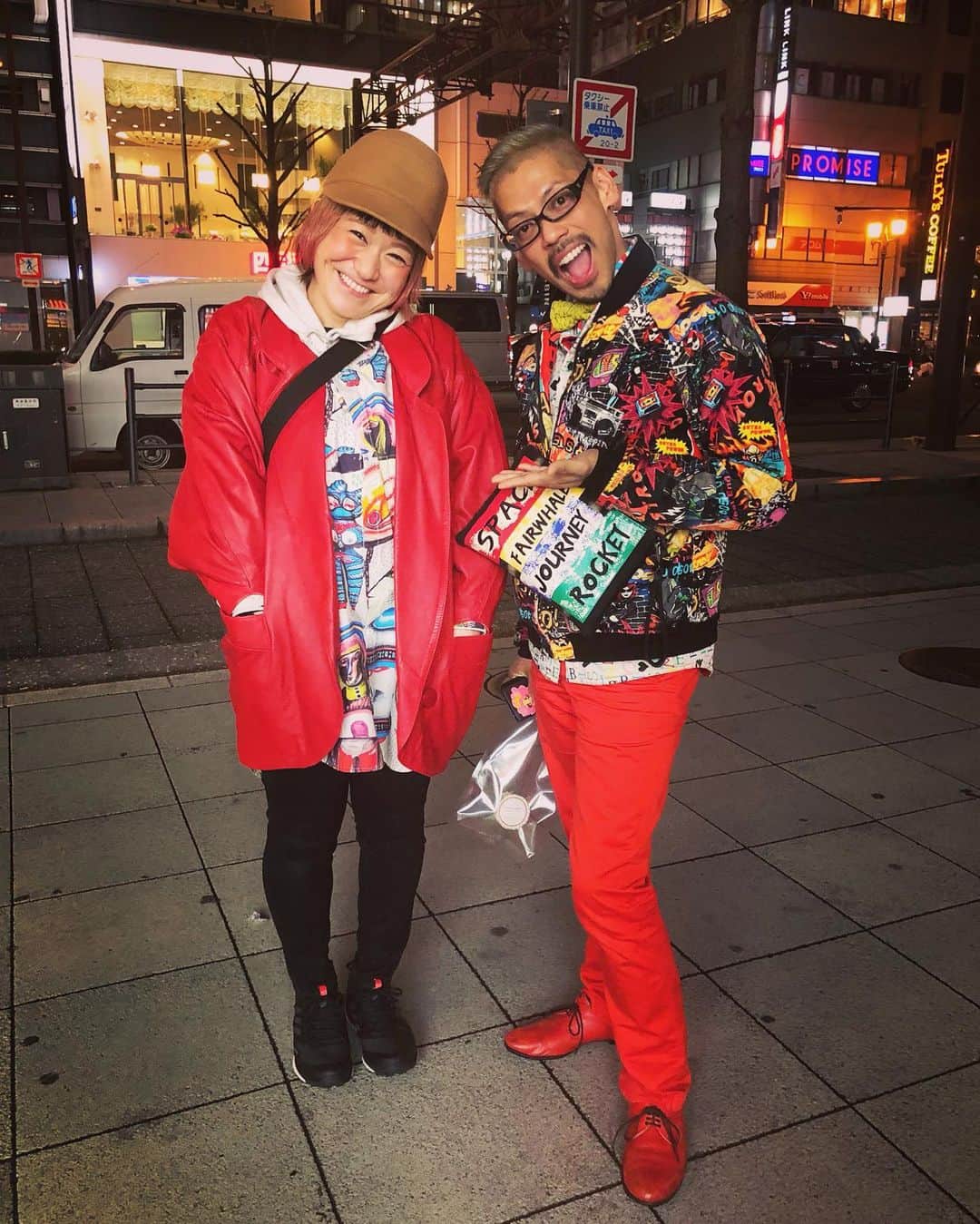 和田美枝のインスタグラム：「ハデだね💥💥💥 #赤と #柄を #とりいれる #2人 #派手 #ホワイトデー #なのに #バレンタインデー #みたいな #服装 #たまたま色合いかぶり #舞台衣装じゃないよ #私服 #華道家 #矢田青幸　さん #ご縁に感謝」