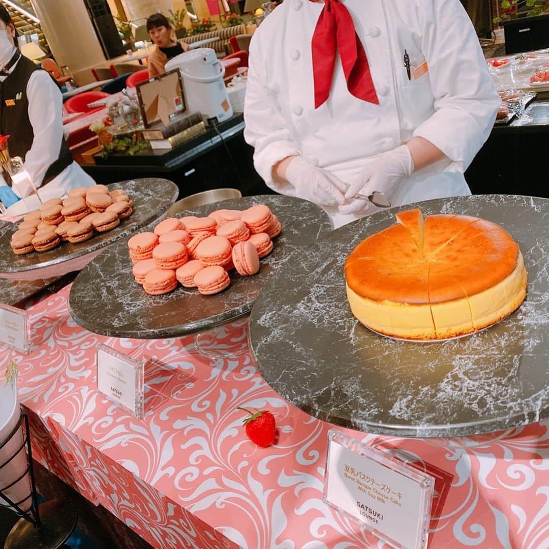 常深史織さんのインスタグラム写真 - (常深史織Instagram)「ホテルニューオータニ大阪にてあまおうスイーツビュッフェを堪能してきました🥺🍓 どれも美味しくて甘ーい🍓🍓🍓🍓 1200円もするスーパーあまおうショートケーキも食べれて満足🍰  しかも、ホテルでイチゴ狩りも斬新🍓  ケーキだけじゃなくて、ご飯類もあるから甘いものしょっぱい物を交互に食べてお腹いっぱいに😋  また行きたいなぁ😍  #新ホテルでいちご狩り #cheeseaholic  #ホテルニューオータニ大阪 #ホテルニューオオタニ 大阪 #あまオータニ  #ホテルニューオータニ苺フェア #苺フェア #ホテルでいちご狩り #スイーツ&サンドウィッチビュッフェ #モデル女子会 #satukiluunge #おしゃれ女子の集まる大阪観光地 #chocoholic  @newotani_osaka」3月14日 23時04分 - sioripopn