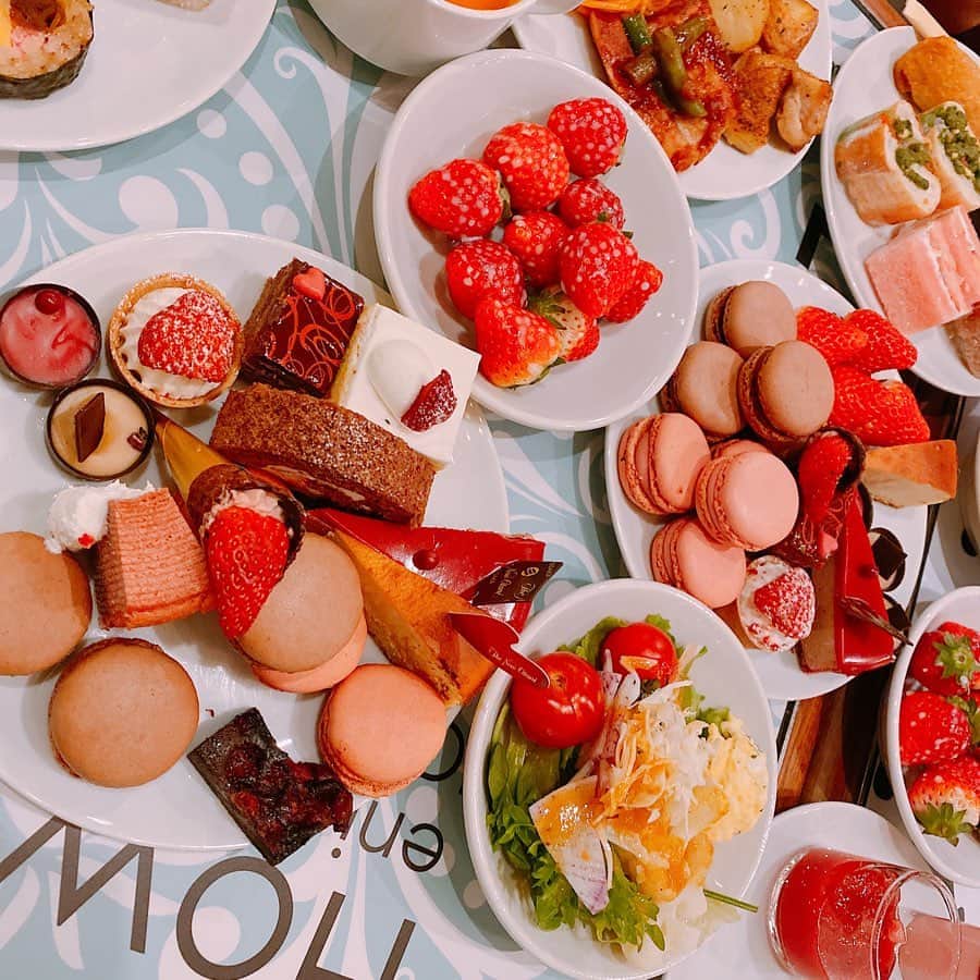 常深史織さんのインスタグラム写真 - (常深史織Instagram)「ホテルニューオータニ大阪にてあまおうスイーツビュッフェを堪能してきました🥺🍓 どれも美味しくて甘ーい🍓🍓🍓🍓 1200円もするスーパーあまおうショートケーキも食べれて満足🍰  しかも、ホテルでイチゴ狩りも斬新🍓  ケーキだけじゃなくて、ご飯類もあるから甘いものしょっぱい物を交互に食べてお腹いっぱいに😋  また行きたいなぁ😍  #新ホテルでいちご狩り #cheeseaholic  #ホテルニューオータニ大阪 #ホテルニューオオタニ 大阪 #あまオータニ  #ホテルニューオータニ苺フェア #苺フェア #ホテルでいちご狩り #スイーツ&サンドウィッチビュッフェ #モデル女子会 #satukiluunge #おしゃれ女子の集まる大阪観光地 #chocoholic  @newotani_osaka」3月14日 23時04分 - sioripopn