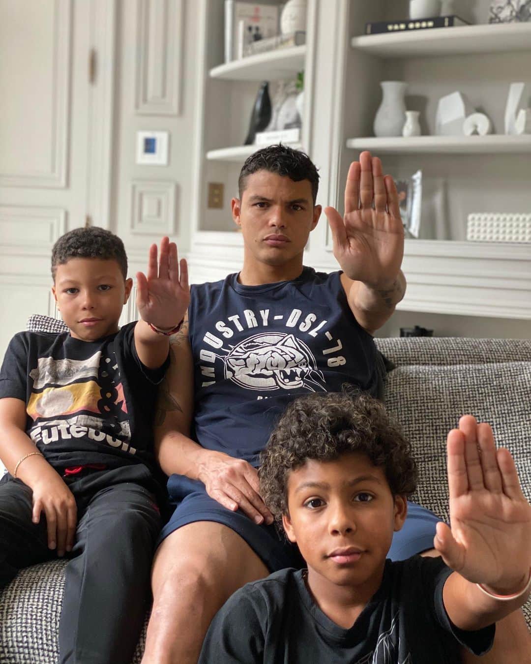 チアゴ・シルヴァのインスタグラム：「🇫🇷 Respectons les consignes et luttons ensemble pour le #CoronaOut . Lavez-vous très régulièrement les mains, utilisez un mouchoir à usage unique et jetez-le, saluez sans se serrer la main et évitez d’embrasser, toussez dans votre coude ou mouchoir. 🇧🇷Vamos respeitar as orientações e lutar juntos pelo #CoronaOut . Lavem as mãos regularmente, utilizem lenço descartável e joguem no lixo, dêem oi sem encostar as mãos ou beijar, tussam na parte de dentro do cotovelo ou em um lenço descartável. #stopcorona #covid19 #stopcoronavirus #stopcovid19 #stopcovid #COVID_19 #COVID-19 #Coronavírus #ThiagoSilva #FamiliaSilva #BelleSilva」