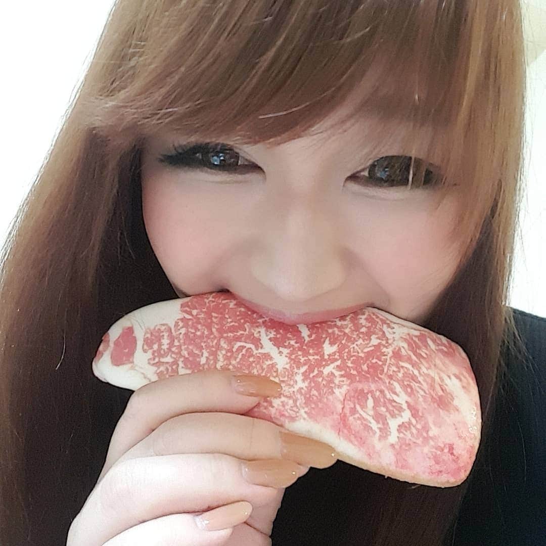 のインスタグラム：「生肉ッキー🍪  #私からみなさまへ‥  #ドッキリサプライズお届け♡  #お肉の絵柄の #甘ぁ～い美味しい #クッキー  #お肉に見えた人ぉーー #手をあげティーン🙌  #ドッキリんご」