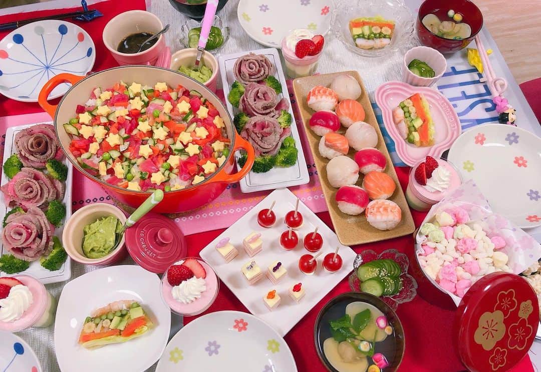 南まりかのインスタグラム：「. 随分前になっちゃうけど… 雛祭りはこんな感じのお祝いご飯にしましたよー✨  野菜のテリーヌって、 型から出す時も切る時もちょっと難しい気がするのはわたしだけでしょうか？🤔 #雛祭り #雛祭りごはん #お祝い #桃の節句  #女の子のママ #セリア購入品 #お皿  #ルクルーゼでちらし寿司」
