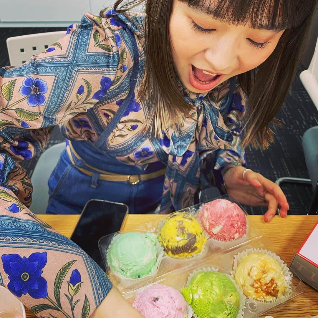 小春のインスタグラム：「喜びの顔  #姉カメラ」