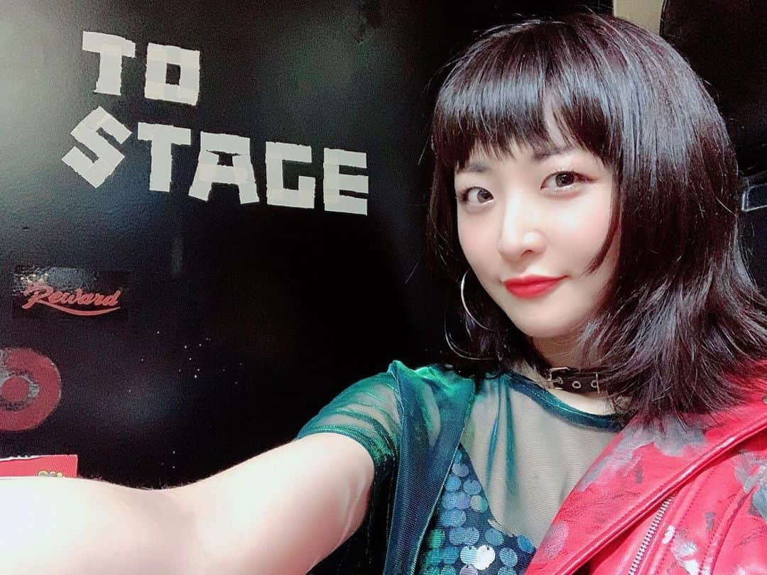 都乃のインスタグラム：「久々PEPESALEライブ、お届けしてきやした🤟😎 ライブでも話したけど、 こんな毎日の中で、今日来る事を選択してくれたみんなに  ありがとう、と私が言うより  みんなが、「こんな時だからこそ来て良かった、ありがとう！」と言いたくなるようなライブになってたら良いなと思った  実は、赤い革ジャンは、PEPESALE衣装で グリーンシースルーとキラキラビスチェの組み合わせは、都乃ソロの時の衣装だったんだ👗  あたしの中で ROCK歌おうがR&BやPops歌おうが あたしはあたしとして在る、 歌にしようと思って その組み合わせにしてみた🤟😎 PEPESALEを毎回欠かさず、応援しに来てくれてたみんなの中の何人かは、 今日のライブに足を運べなかった人がいるのもわかってるんだ、  単純にコロナで辞めといたかもしれない  でも、やっぱり復活したPEPESALEに、違和感が残ってる人もいると思う。  あたしが、自分が活きる場所で本当にやりたいジャンルの歌を歌いたい。と PEPESALEを卒業したし、  その時みんなは続けて欲しかっただろうのに、 その想いを踏みにじってしまったから、違和感を持たれてもしょうがないって分かってる。  だから、それは受け入れる🤟  ただ、本当に正直に打ち明けるなら  この2年半の休止期間を経て、やっと気づけたんだ。  あたしが1人で ROCKな歌い方をしなきゃ、 すごくなきゃ、 売れなきゃ、と力を入れて勝手に窮屈にしてたんだって事😳💦 音楽ジャンルなんて関係ない  あたしはいつでも、あたしとして歌を歌えば良かったんだってこと😌  どのバンドやってる時だとしても、1人でも、あたしは、あたし。  あたしの歌は、あたしの生き様😉  ただ生き様をさらけ出してるのにさ、終わったあと 「ありがとう！！！」って客席から叫んでくれた人がいて  なんか嬉しかった😁✨ マイペースでやってこーと思う。  次のライブは、PEPESALE2人でのアコースティックが4/24 バンドは少し先になるけど 気が向いた時に一緒に楽しみにまた来てね🤟😝 今日居たみんなはちゃんと手洗いうがいとお風呂も入ってゆっくり寝るんやで🙌  #PEPESALE #都乃 #SATONO #liveshows」