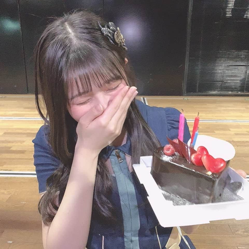 行天優莉奈さんのインスタグラム写真 - (行天優莉奈Instagram)「3月14日で21歳になりました🎂☺️ この一年あっとゆうまで、たくさんの方に支えられてたくさんの方に出会えてとっても楽しかったです♪♪ これからもいつも応援してくださるファンのみなさんの力の源になれるようにアイドルとして頑張ります⭐️ もっとモデルさんや舞台をできたらいいなぁ！！ たくさんの人に愛される存在になりたい！！ こんなゆりなですがこれからもよろしくお願いします🥺❤️❤️ ゆりなの大好きなチョコレートケーキ😍  #行天優莉奈 #チーム8 #チーム4 #お誕生日 #チョコレートケーキ」3月14日 23時29分 - yurina.0314