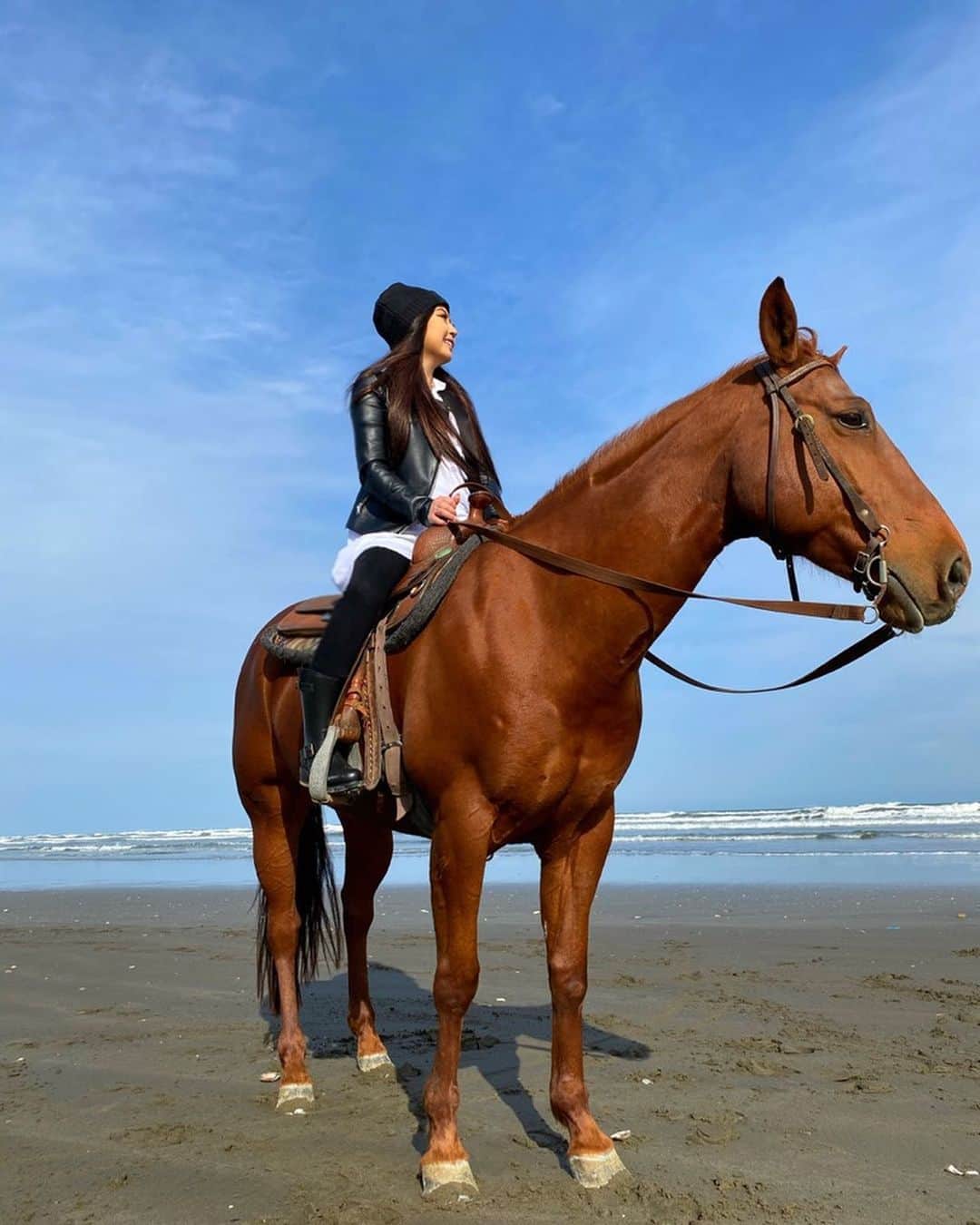 岩上愛美のインスタグラム：「昨日は天気が良くてとっても乗馬日和でした🐴💕 #horseriding #sunnyday #horselove #kujukuribeach #beach #乗馬 #九十九里浜 #海 #浜辺乗馬」