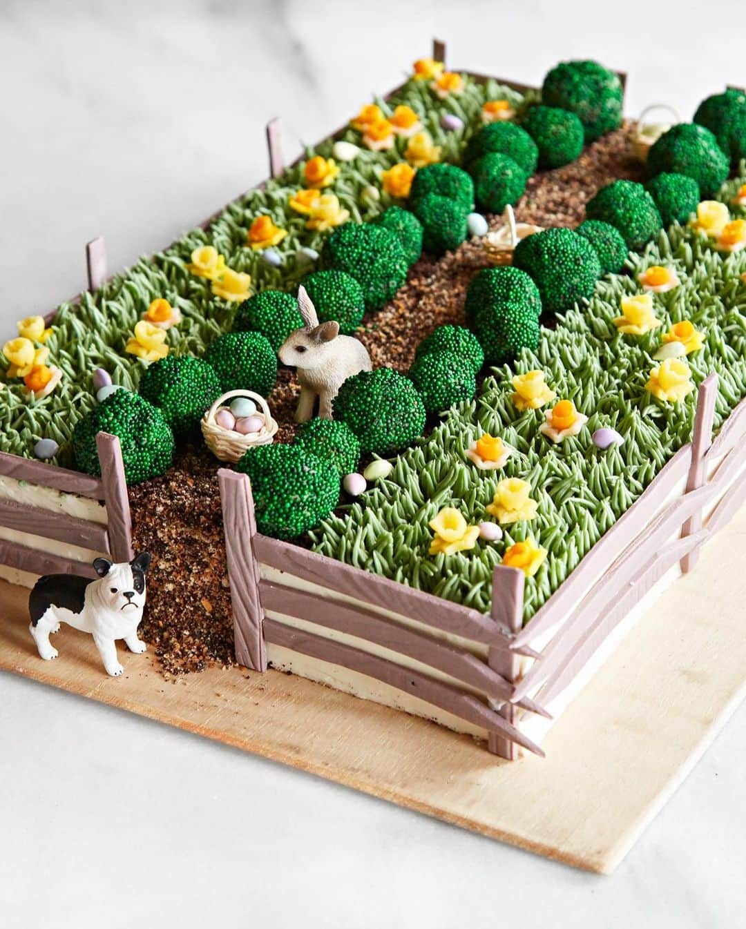 マーサ・スチュワートさんのインスタグラム写真 - (マーサ・スチュワートInstagram)「Looking for a good weekend read? In our April issue, @marthastewart48 creates a spectacular cake for Easter—and shares how you can learn to do the same, too. "When I began thinking about Easter this year, I wanted to create a new twist on that cake, and worked with Living food editors @shirabocar and @lucullanfoods to plot a design based on my Bedford farm in spring. We would re-create the old spruce fencing that edges the paddocks, the drifts of daffodils, the gravel path that runs between my clipped boxwood hedging, and, to play up the holiday, add colored eggs to represent my annual Easter-egg hunt. The cake is deliciously tender, flavored with orange zest and almonds and frosted with a light buttercream." - Martha. Grab your copy of our new issue on newsstands (or online at Barnes & Noble) to see Martha's epic Easter cake come to life! Or visit the link in bio to learn more. 👆🏼📷: @thomasloof」3月14日 23時38分 - marthastewart