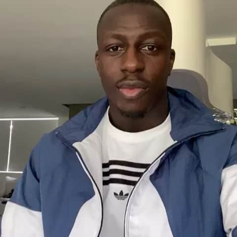 バンジャマン・メンディのインスタグラム：「Bonjour à tous, Je tenais avant tout à vous remercier pour vos nombreux messages de soutien suite à la nouvelle concernant ma mise en quarantaine.  Aujourd'hui, les résultats se sont avérés négatifs pour mon entourage, mais il est important que tout le monde prenne ses responsabilités dans cette période délicate, pour vous protéger vous mais surtout pour protéger les plus faibles face à l'épidémie.  Je vous invite donc à suivre les consignes données par l'OMS afin de stopper le plus rapidement possible la propagation du virus et de reprendre le cours normal des choses.  Prenez soin de vous et des vôtres🙏🏿Hamdoulilah♥️ #CoronaOut https://www.who.int/fr/emergencies/diseases/novel-coronavirus-2019/advice-for-public  @who ————————————————————————————Good morning, everyone, First of all, I would like to thank you for your numerous messages of support following the news about my quarantine.  Today, the results were negative for those around me, but it is important that everyone takes their responsibilities in this delicate period, to protect you but above all to protect the weakest in the face of the epidemic.  I therefore invite you to follow the instructions given by the WHO in order to stop the spread of the virus as quickly as possible and to get back to normal.  Take care of yourself and your beloved ones🙏🏿Hamdoulilah♥️ #CoronaOut  https://www.who.int/fr/emergencies/diseased/novel-coronavirus-2019/advice-for-public  @who」