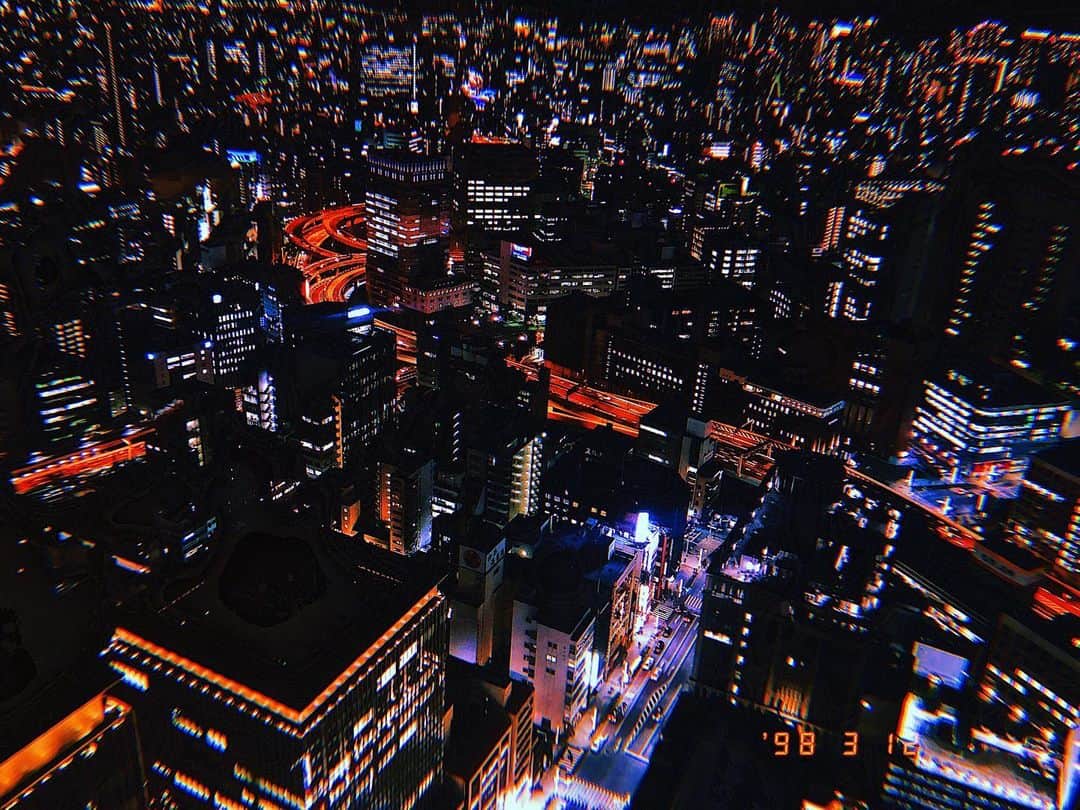 月城まゆさんのインスタグラム写真 - (月城まゆInstagram)「大都会東京🗼これ全部人が作ったと思うと毎回見て震えるのすごすぎて圧倒される🌍 この街にはいろんな種類の人々がいてみんなそれぞれ夢、野望、絶望もたくさんの想いが毎日すごいパワーでうごめいてる。一歩間違えば吸い込まれてしまうくらいすごい強い🔥 どんなに順調そうにみえても心は寂しそうな人も沢山いる。みんな自分自身と戦ってる🔥  空から見る東京は毎回自分のそのときのレベルによって色んな表情に変わる。次はどんな気持ちでみえるのかな🗼🗼🗼 何がいいたいのかというと東京はおもしろいってことです🗼💖 みんなも今日も楽しんで生きよう🤝 #tokyo #city」3月14日 15時04分 - xo_mayu_xo