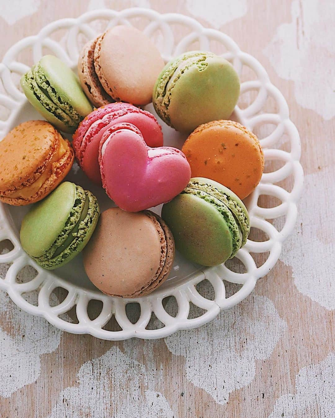 樋口正樹さんのインスタグラム写真 - (樋口正樹Instagram)「PIERRE HERMÉ PARIS MACARONS . １５時のおやつに おいしいマカロン、 １つはハートです。 . 春の色味の美しい ホワイトデー限定、 ５種の詰め合わせ、 ほんとっ美味しい ピエール・エルメ。 👉@pierrehermejpofficial . . #マカロン #春色 #ピエールエルメ #ピエールエルメパリ #pierreherme #pierrehermé #macaron #macarons #macaronstagram」3月14日 15時05分 - higuccini