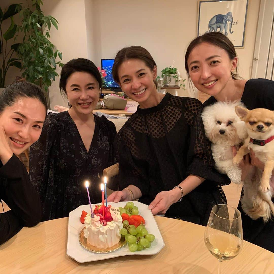 亀恭子さんのインスタグラム写真 - (亀恭子Instagram)「ホームパーティにて。 イナトモ誕生日お祝い❤︎ . . . ご飯美味しくて、話が面白すぎて、さいこー❤︎な夜。 . . 4枚目のワンコの表情❤︎w . . #Repost @sayako_shimokobe with @get_repost ・・・ イナトモお誕生日おめでとう🎉🎉🎉 笑いすぎて今日は腹筋筋肉痛。 いつも会ってたらおなかが割れるかも知れない😂😂😂 #happybirthday #hbd #girlsnightout #ホムパ　#女子会」3月14日 15時22分 - kame_kyo