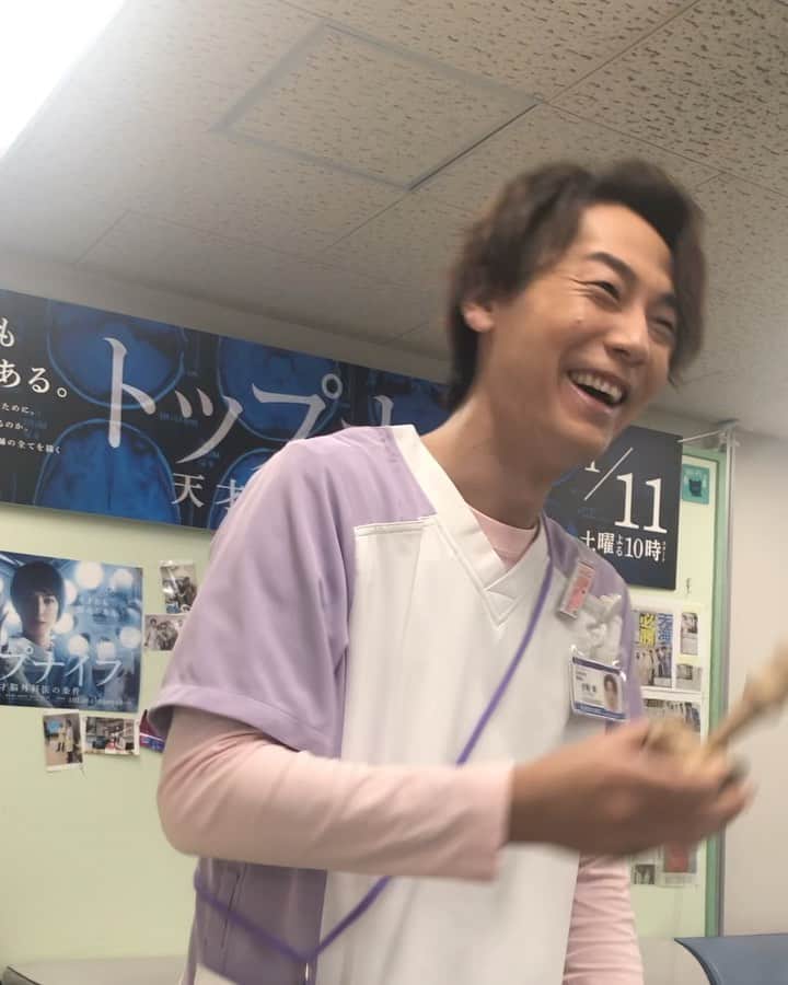 【公式】日本テレビ「トップナイフ-天才脳外科医の条件-」のインスタグラム：「. 【#最終回今夜10時❗️】 ✨トップナイフけん玉部✨ 最終回駆け込み活動＜その２＞ . 一回で乗りましたねー、さすがにーやん❗️😆 なんて滑らかさや🙄 #トップナイフ #0314最終回 #福士誠治 #けん玉誠治」