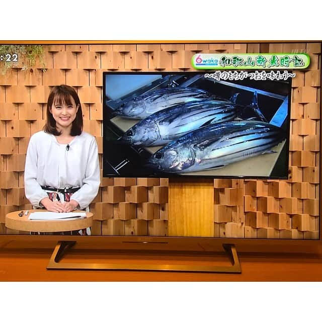 三島ゆかりさんのインスタグラム写真 - (三島ゆかりInstagram)「先月の6wakaこと6時のわかやま📺✨私は大阪で放送を見れないのですが、和歌山在住のファンの皆さんが写真を撮ってSNSに投稿してくださるので、そちらをいただいております💖🙏いつもありがとう🥺🍎 今日はテレビ和歌山『ザ熱唱バトル！わかやまカラオケ大賞　TONPEIの探せ！うた自慢！』のロケです🎤🎵 今回は私が自慢の美声を響かせてるかも⁉️🤣ww #テレビ和歌山 #6時のわかやま6waka #ロケ #リポーター #スタジオ #生放送 #フリーアナウンサー #三島ゆかり #ゆかりんご #カラオケ #司会 #アシスタント #見てね #和歌山 #美声 #どこが #苦情は一切受け付けません #www #instagood #tv #followｍe」3月14日 15時16分 - apple340