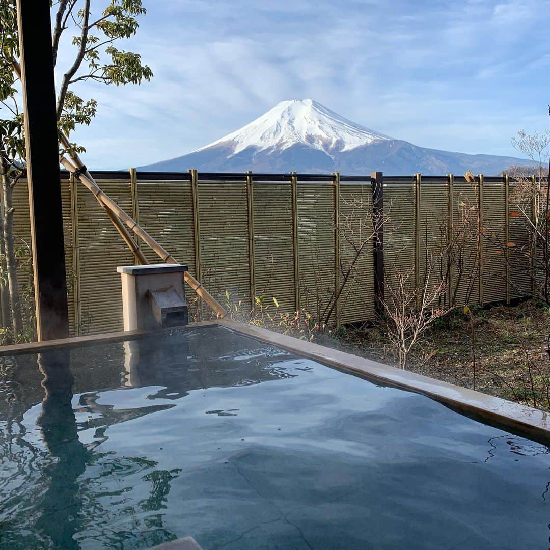 城彰二のインスタグラム：「いつも仕事・仕事😅 こんな時だから少しはゆっくり♨️ 日本一の富士山を眺めながら入る温泉は最高👍 早く終息に向かって欲しいね❗️ #温泉 #ゆっくり #贅沢な時間 #富士山」