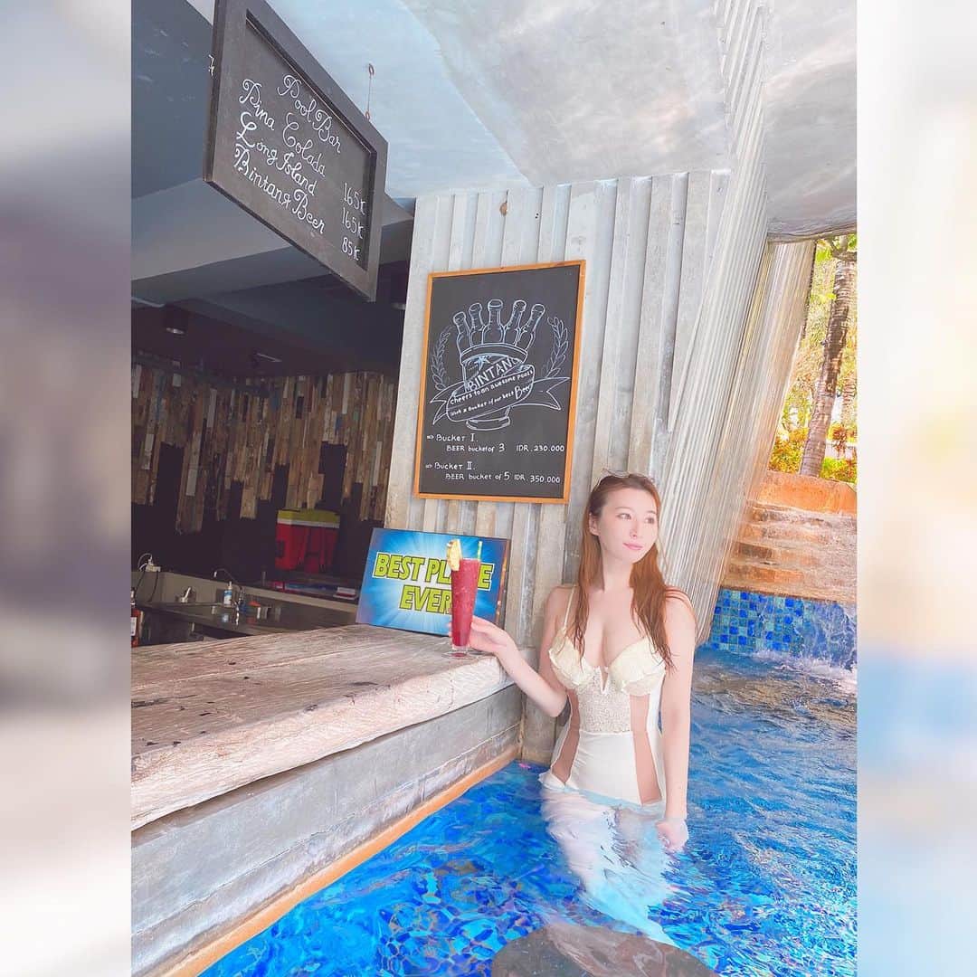 辰巳ゆいのインスタグラム：「プールに入りながら、 ドリンク飲めちゃう🧡🍹 お酒も飲めるけど、私たちはスムージー🤣 美味しかった♡  #bali #indonesia #poolbar #ayanaresort」