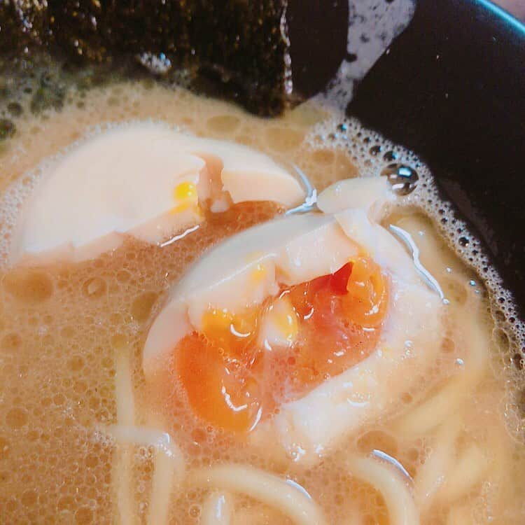 前田友香さんのインスタグラム写真 - (前田友香Instagram)「﻿ ﻿ 濃厚なスープに﻿ 太麺が﻿ 最高でした🍜﻿ #博多無邪気﻿ ﻿ スープの濃さ﻿ 油の量は﻿ 選べるのでお好みで☝🏻✨﻿ ﻿ ﻿ 私ははじめてだったので🔰﻿ 全部普通にしました笑﻿ ちょうど良かった♡﻿ 次は濃いめなしようかな🎵﻿ ﻿ ﻿ ﻿ ﻿ #博多ラーメンクラブ﻿ #博多﻿ #博多ラーメン﻿ ﻿ #麺スタグラム﻿」3月14日 15時49分 - yukamaeda.maeyuka