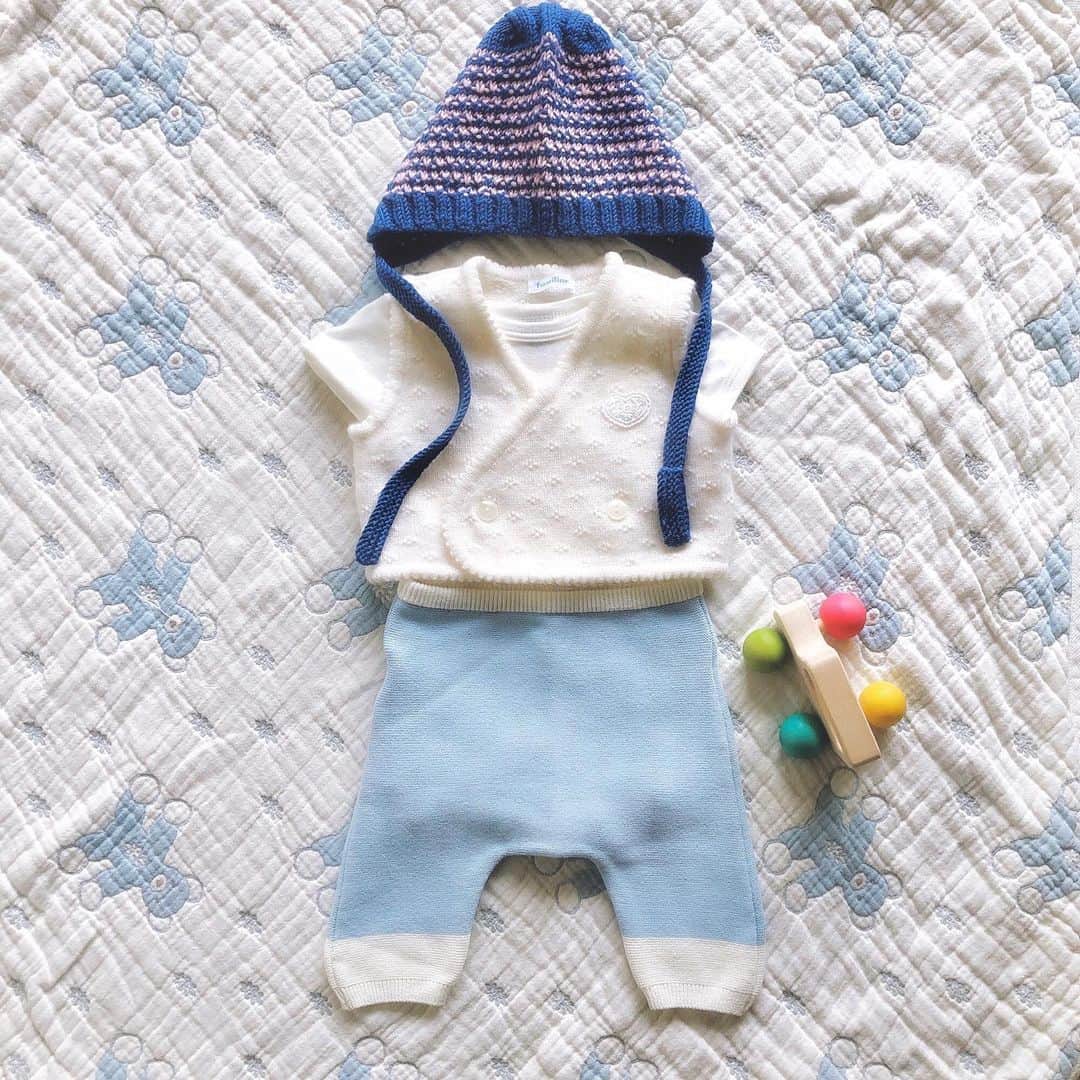 山脇道子のインスタグラム：「#babyboy 着せやすい前開きロンパースばっかりで かぶるタイプやセパレートは最近やっと😥🤥 水色と白とネイビー あとはたまに派手な柄もすきです👶🏻💘」