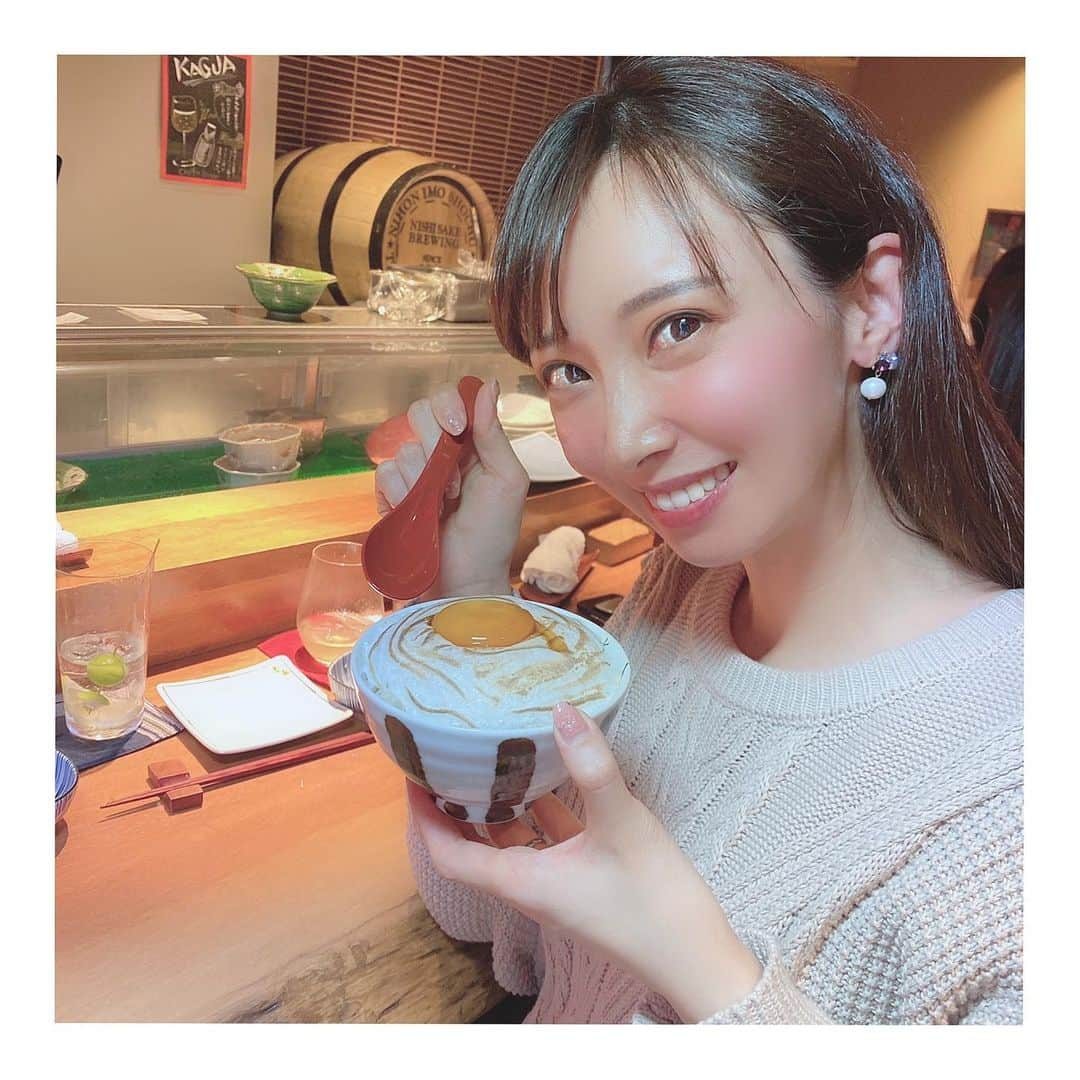 恵美さんのインスタグラム写真 - (恵美Instagram)「以前訪れて大ファンになった #やきとり宮川 へ❤️ @yakitori_miyagawa_yotsuya . #四ツ谷 駅徒歩1分の好立地なので気軽に行けるのも嬉しい🥰 . コースに出てくる #鬼おろし は食べ終わったタイミングでお代わりを聞いていただけます❣️ はつ、出汁椎茸 名物の #白い唐揚げ 南高梅のグラニテ 上総地鶏のもも #すごい卵かけご飯 . などどれも全て美味しくて感動です😭❤️ 楽しみにしていた「すごい卵かけご飯」は ふわふわのメレンゲと漬け込まれた黄身が相性抜群で最高に美味しい🍳💕 . お気に入りの #若桃サワー もお代わりして、3杯飲んだだけで顔が赤い私🤣🍑🍹 . お茶も美味しいしお箸も食べやすい🍵🥢🤣笑 . 本当にオススメなのでみなさんも是非やきとり宮川へ 行ってみてくださいね❣️ . #高級焼き鳥 #やきとり宮川 #日本酒女子 #焼き鳥女子 #四ツ谷グルメ #四ツ谷居酒屋 #pr #model #モデル @woomy.restaurant #japanesemodel #恵美 #disney_emi  #ビジョビ @b_b_j.j #ビジョビ_ミスいちご2021」3月14日 15時54分 - emi_florence819