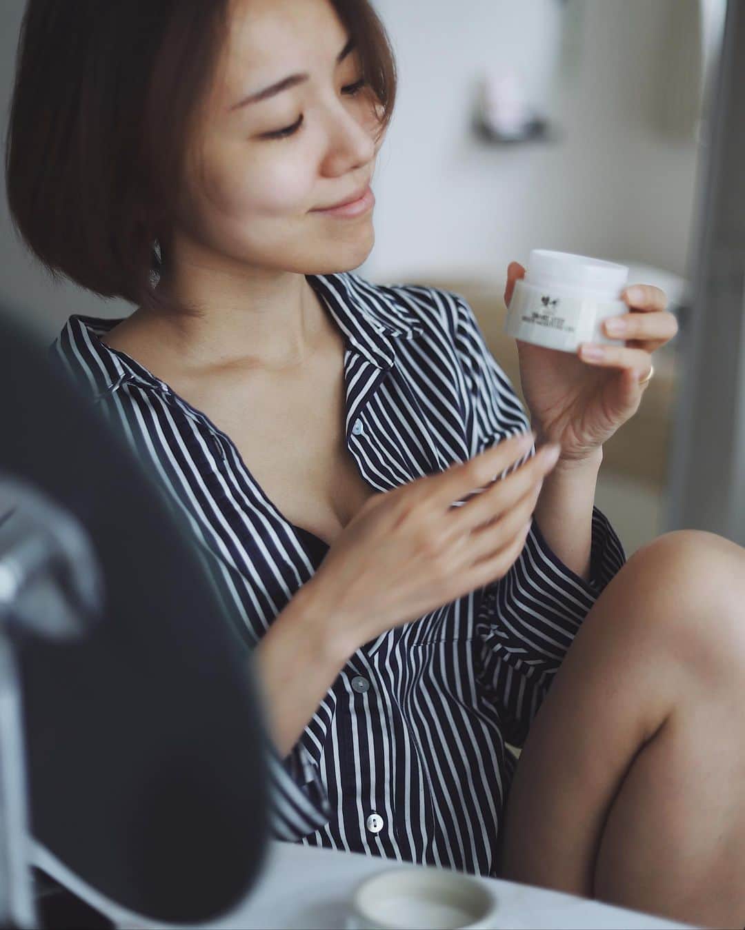 のインスタグラム：「. 生活にめちゃムラがあるタイプです。 ・ ヒマな時期はニートよりもヒマなのに、 忙しい時期になるとあまりのバタバタ加減に トイレの時間すら節約したいと思う( ᐛ👐) 最近はそんな忙しい周期で、 夜は一刻も早く寝たいから、 スキンケアまでじっくりやってる暇がなくて😪😪 ・ ・ ３月に新発売された『綾花のオールインワンジェル』 をいただいたのでありがたく使ってみました。 ・ ・ オールインワンジェルって簡単で大好きだけど、 やっぱ若いからこそ使えたような 代物のような気がするのよね( ்́ꇴ ்̀) 30も半ばに差し掛かった今では、 スキンケアはじっくり手間暇かけて やらなきゃいけないものだと思ってたんだけど👉👈 ・ でもこれは、 大人の肌悩みケアをできるのが特徴💁🏻‍♀️ ささっと塗るだけの簡単なお手入れで、 年齢を共に気になり始める肌の変化をしっかりケアしてくれるんだそう。 まさに、仕事、家事、育児で忙しい 大人の女性のために作られたオールインワンジェルなのです👏🏽✨ ・ ・ 使った印象、すーっとジェルが肌に馴染んで みずみずしいハリが翌朝まで続いてくれる感じがするのが嬉しい。 時短ケアでも満足したい私にはぴったりな ありがたーーいオールインワンジェルです(°̴̥̥̥♜°̴̥̥̥ )🙏 ・ ・ #綾花#ちふれ#綾花オールインワン#オールインワンジェル#PR #スキンケア用品 #美肌になりたい #美容好きと繋がりたい #美容オタク #時短コスメ」