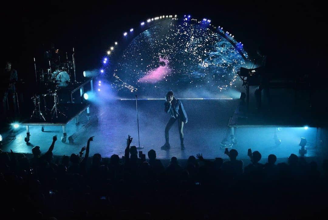 トーヴ・ローさんのインスタグラム写真 - (トーヴ・ローInstagram)「THANK YOU London for making the last show of this run so special. It was incredible. Such an emotional and special night for many reasons. I wanna thank all of my amazing fans for your love and support. The energy at these shows has been unreal. Even with me in a throne and moon boot due to broken foot lol. I wanna thank my incredible tour family, you guys are my rocks and love you all. Traveling around the world with you guys is an actual dream!!!! And Europe, we’ll be back in full force in September #sunshinekittytour」3月14日 16時14分 - tovelo