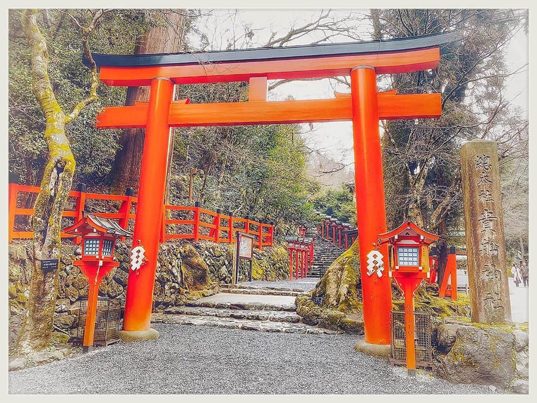 知華さんのインスタグラム写真 - (知華Instagram)「2020.03.14 京都で用事があったのだけど コロナの影響で中止になったので 1人、貴船神社へ。  ５年ぶり。 私にとってパワースポットで、とても気持ちの良い場所です！ 昔、母が銀座で経営していた和食の店も、 ここの神社にお世話になっていました🙏  川床で湯豆腐ごはん。  貴船神社へ行く時は必ず寄る石屋さん。 ここのパワーストーンが好きで 今回は水晶も買いました🔮 （高いから小さめのを）  水占いは末吉。  #tmca鑑賞記録 #貴船神社#貴船 #鞍馬山 #川床#湯豆腐 #パワーストーン#パワースポット #水の神様 #縁結びの神様 #powerstone #powersports #京都#水晶 #マダガスカルローズクォーツ  #アメジスト #ブルーレース #クラッククオーツ #フロスティークォーツ」3月14日 16時14分 - tomoca1204