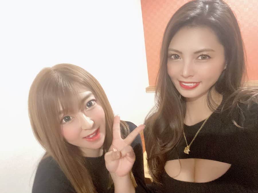 のインスタグラム：「. . . やっと髪染めた〜〜（笑） . 昨日えりかと久しぶりに居酒屋🏮 . 化粧したから記念に写メ撮るw . えりかが写メ撮ると ブレ率90%だから 何枚も撮るのにちゃんと撮れてるの少し🤣 . . #居酒屋 #九州居酒屋 #友達 #friend #love #お酒 #飲み #化粧水 #ピンクメイク #春メイク #メイク」
