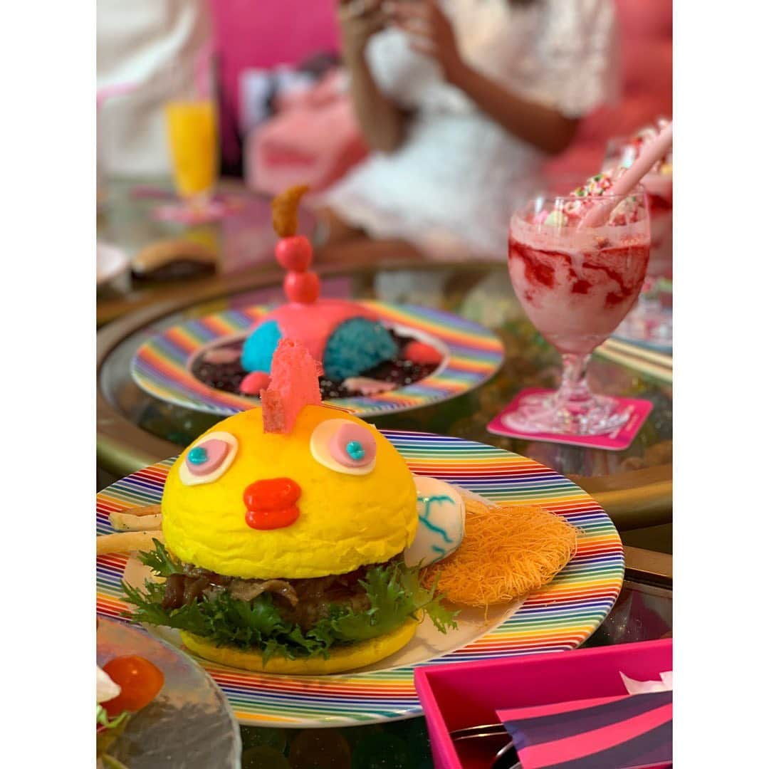 神子島みかさんのインスタグラム写真 - (神子島みかInstagram)「. 🌈#birthdayparty 🦄 @kawaiimonstercafe で女神 @yuurimorishita ちゃんのお祝い💗 . すらっと長い脚にボンキュッボンの二次元ボディ アニメフェイスにだれにでも優しい人柄ともぅ完璧女子の ゆうりちゃんのお祝いが今年も出来てとっても嬉しい😍💕 . . この写真に写る美女達(私はひとり微女w)全員アラサーママ🙄💭 ほんとママに見える人いい意味でいないのww . . 働きながら 育児家事をこなし美しさ日々増すなぞの彼女達… . 秘訣わかったら書くね🙆🏽‍♀️💕w . . . ちなみに ランチメニューの写真見て "美味しそう！"とはならないかもしれませんが 食べると驚きます😳w美味しいんですよ💗💗💗 . . きのうはさよちゃん家りりかちゃん家 我が家は子連れでしたがここのカフェにしてよかった… ショータイムも個室のテラスもみんな楽しんでくれて🥺💕 . . とってもhappyなひと時でした💜💗💜💗 . . #ootd#fashion#makeup#Japanesegirl#japan#tokyo#kawaiimonstercafeMonster#mam#dad#kids#fam#instagood#instamood#instalike#instalove#instafollow#followme#instapic#我爱你#アラサーママ#ランチ#お誕生日会#美女図鑑#カワイイモンスターカフェ#原宿#駐車場完備#これ大事 . . ⋆⸜ᵀᴴᴬᴺᴷ ᵞᴼᵁ⸝⋆」3月14日 16時26分 - kagomika